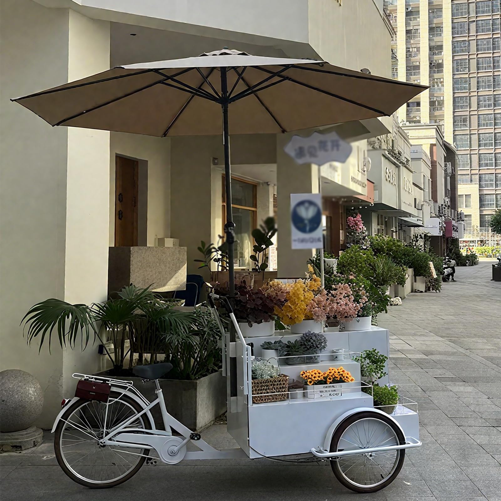Mobiler Verkaufswagen auf Dreiradbasis mit Sonnenschirm und Rädern für den Straßenverkauf von Speisen und Getränken im Freien – ideal für Festivals, Märkte und Veranstalt