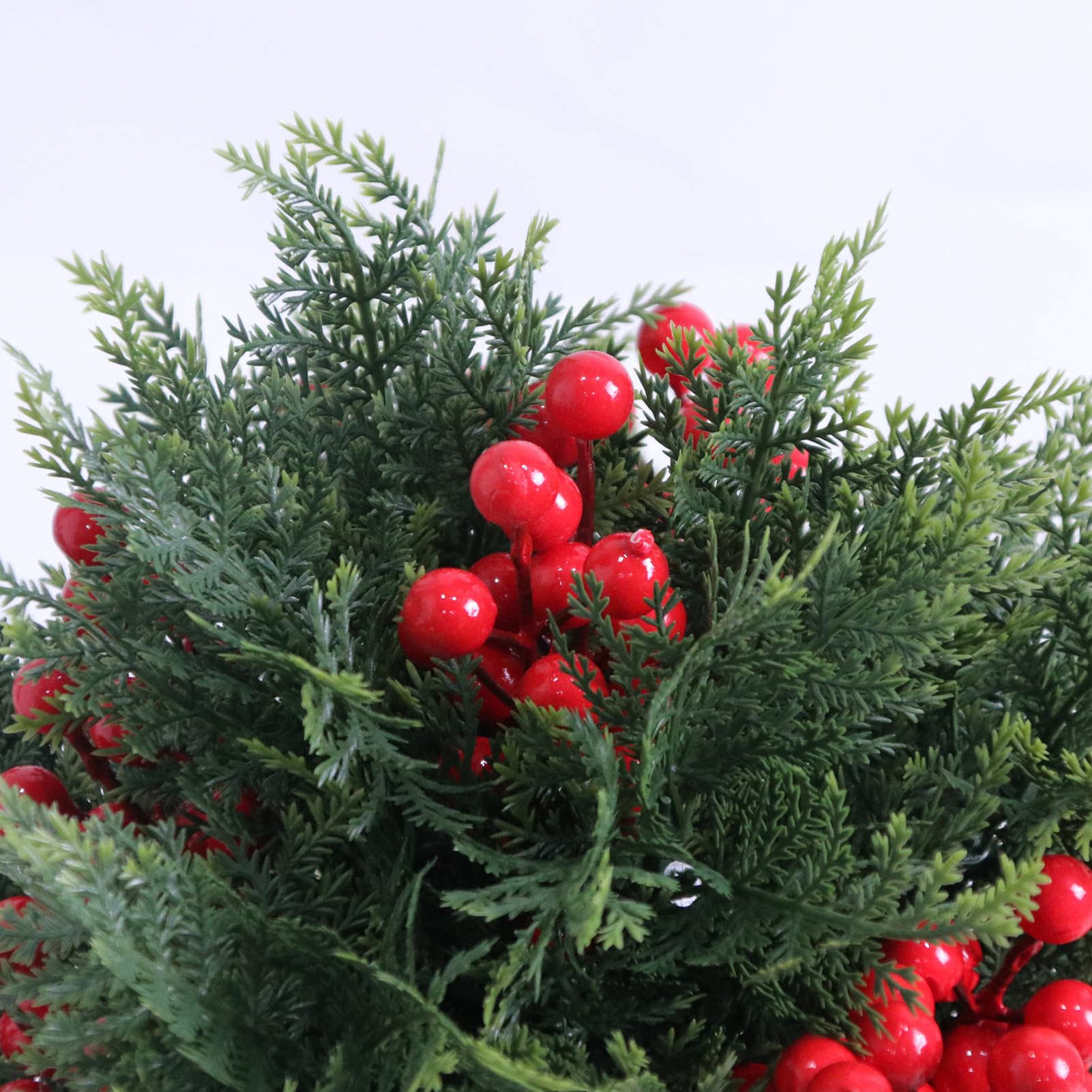 Sonew Confezione da 2 Piante Topiarie di Cedro Artificiale con Punte da 17,7 Pollici per Esterni in Finto PE Verde con Bacche di Schiuma per la Decorazione del Giardino del Portico Tutto l'anno
