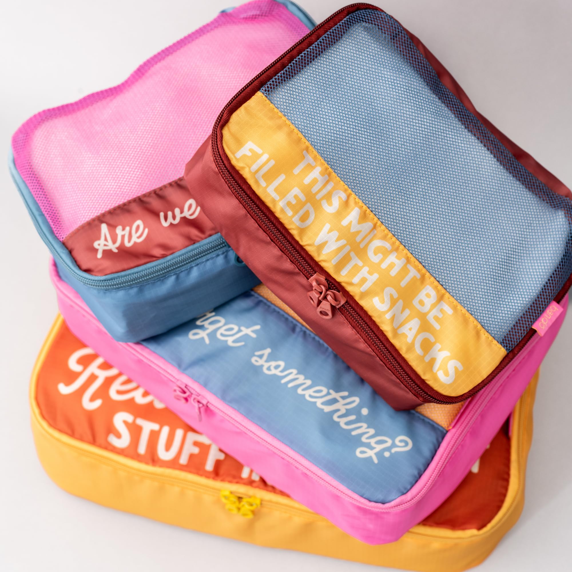 ban.do Packwürfel 4er Set, Wirklich wichtiges Zeug, 9.8 liters | Polyester und Netzstoff, inklusive 4 faltbaren Gepäcktaschen in verschiedenen Größen mit Zitat-Designs