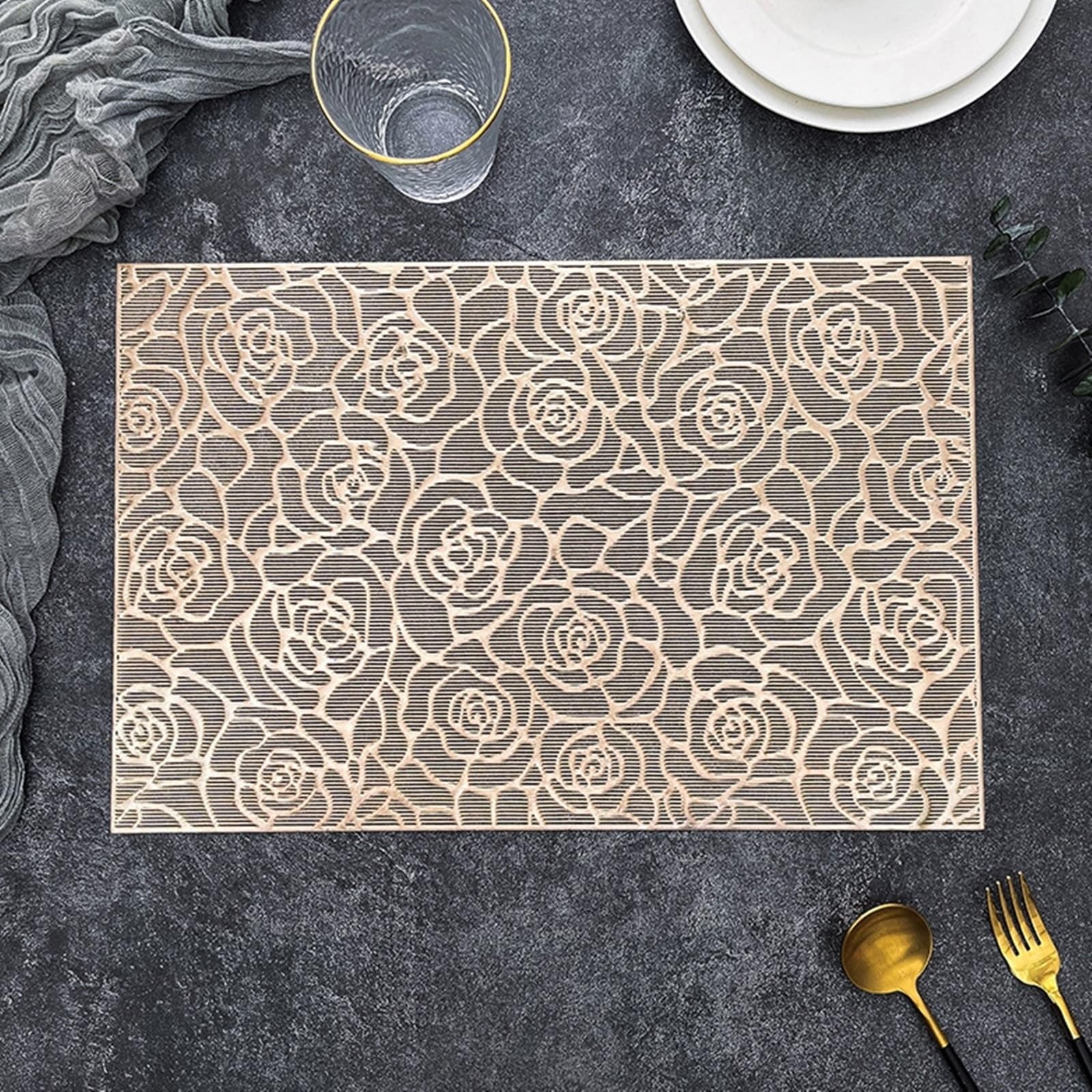 Set de table doré haut de gamme motif pétales de rose ajourés 30 x 45 cm d'exception