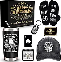 JTAMOHI Presentes de aniversário de 60 anos para homens – Caixa exclusiva com copo de 590 ml, vela perfumada, meias, boné de beisebol para marido, pai, avô, amigos, professores, chefe