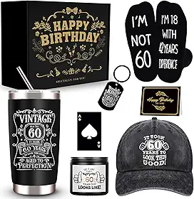 JTAMOHI Presentes de aniversário de 60 anos para homens – Caixa exclusiva com copo de 590 ml, vela perfumada, meias, boné de beisebol para marido, pai, avô, amigos, professores, chefe