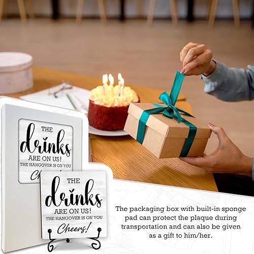 Miniatura 4 de Decoración de barra de 5 pulgadas, las bebidas están en nosotros! Salud! Decoración de mesa de escritorio, placa de madera con soporte para