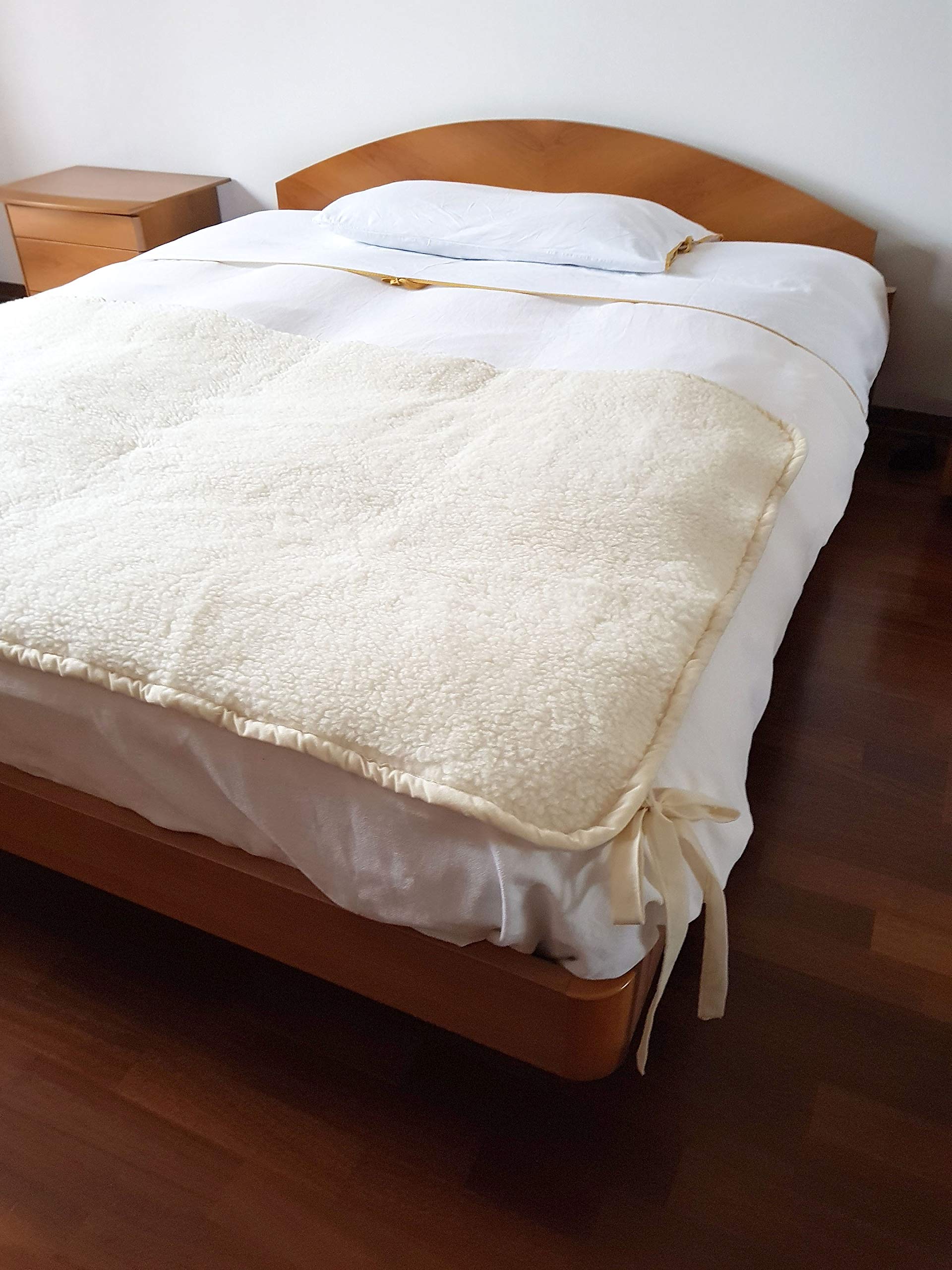 Vetrina del Benessere Trapuntino Scaldapiedi in Lana Merinos -Letto Piazza e mezza, circa cm. 80 x 120- Runner Copriletto, Trapunta Scaldaletto, Topper Coperta Termica, Interamente Bordato