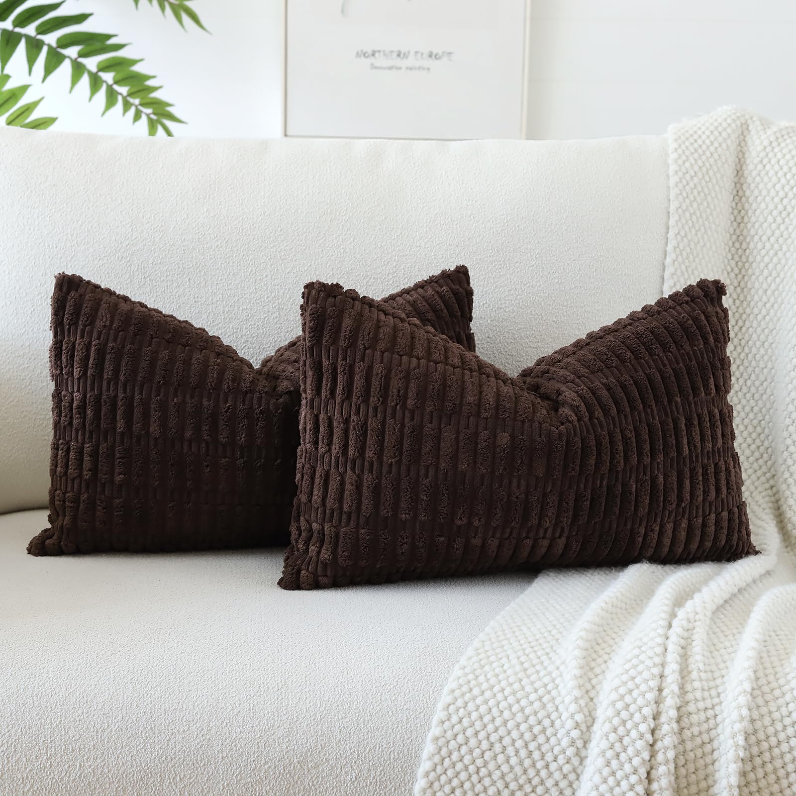 Housse de coussin en velours côtelé marron foncé 40x60 cm chic pour canapé