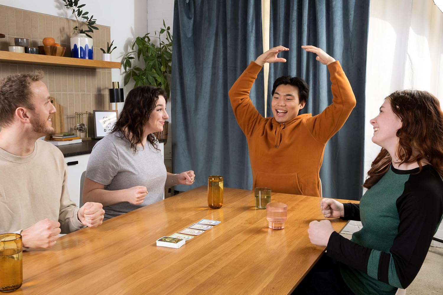 Exploding Kittens Coyote, Card Game Party Game, Ages 10, 3 to 8 Players, 10 Minutes per Game, Spanish