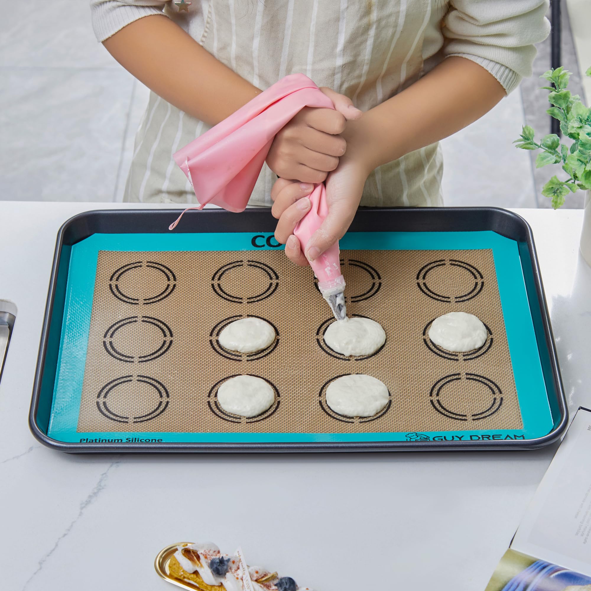 GUYDREMAT - Juego de 2 alfombrillas de silicona para hornear galletas y macarrones, reutilizables, de silicona de grado alimenticio, resistente al calor, con medidas para galletas