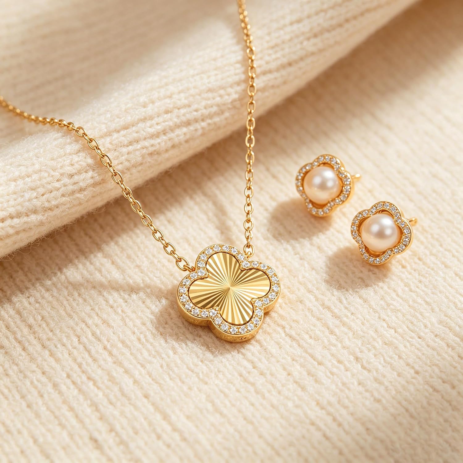 14K Gold Plated Clover Necklaces for Women - Lucky Four Leaf Clover Necklace Pendant，Simple Jewelry Gifts for Women
