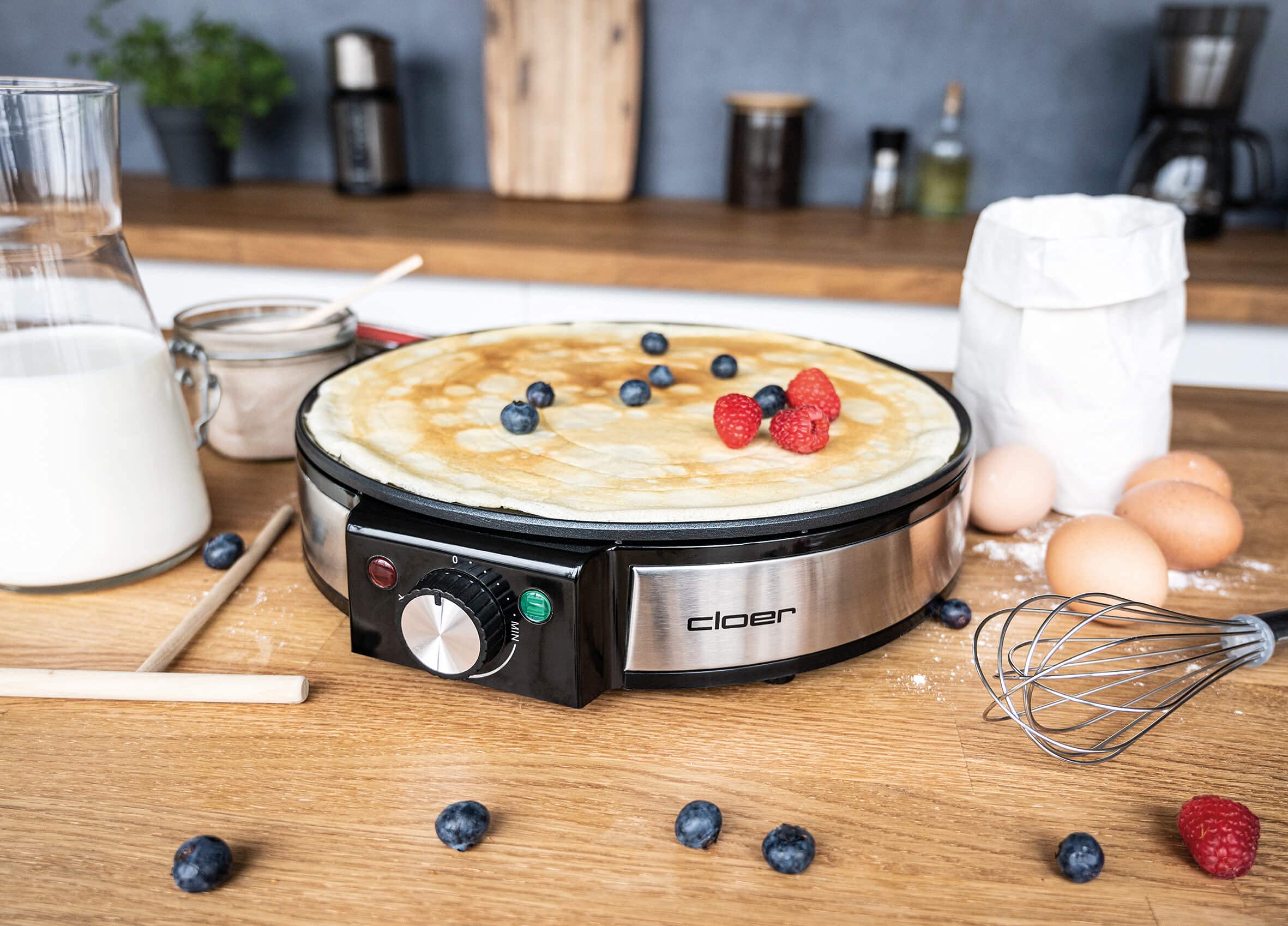 Cloer 6630 Naleśnikarka na słodkie lub słone naleśniki o średnicy 30 cm Ø, 1200 W, Powłoka nieprzywierająca, w zestawie Crêpes Turner i Rozrzutnik ciasta, czarny