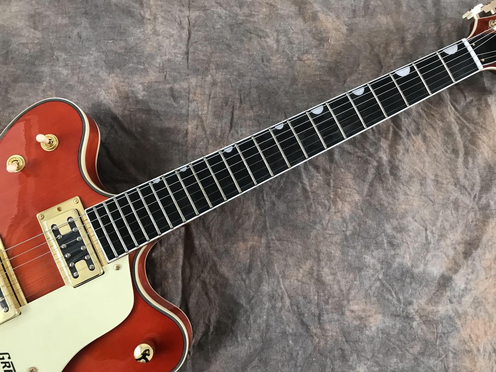 Guitarra eléctrica Jazz personalizada, cuerpo semihueco, herrajes dorados, trémolo, color naranja