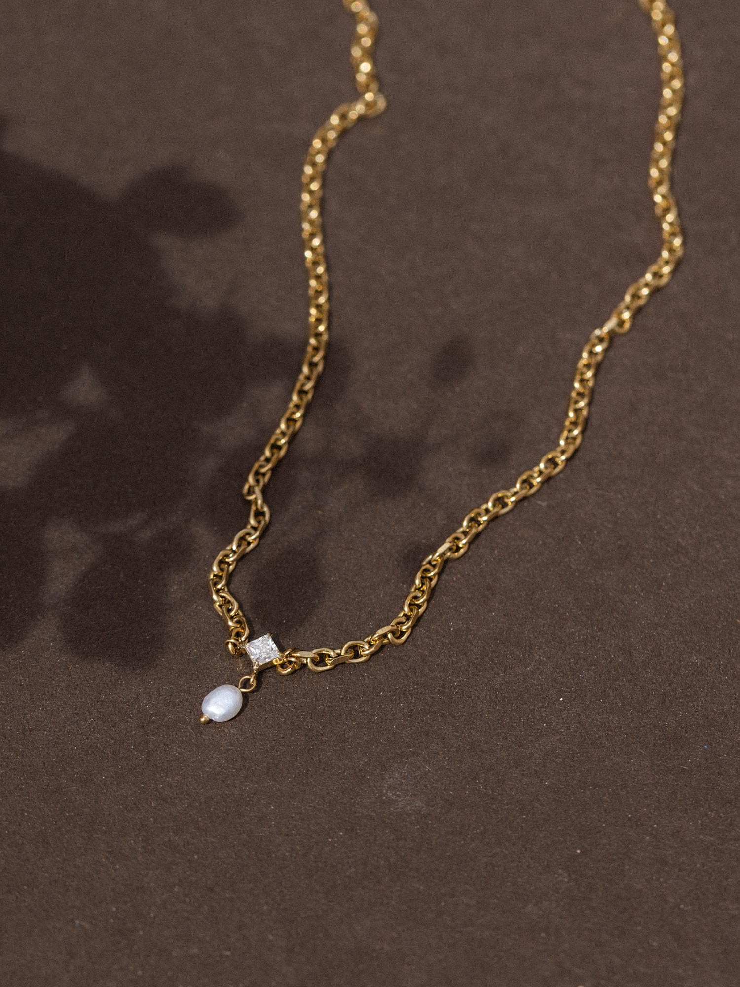 Purelei Create Moments, catena regolabile, zirconi e vera perla d'acqua dolce, acciaio inossidabile e placcatura in oro 14 K/18 K, simbolo di bellezza, intramontabilità e momenti speciali