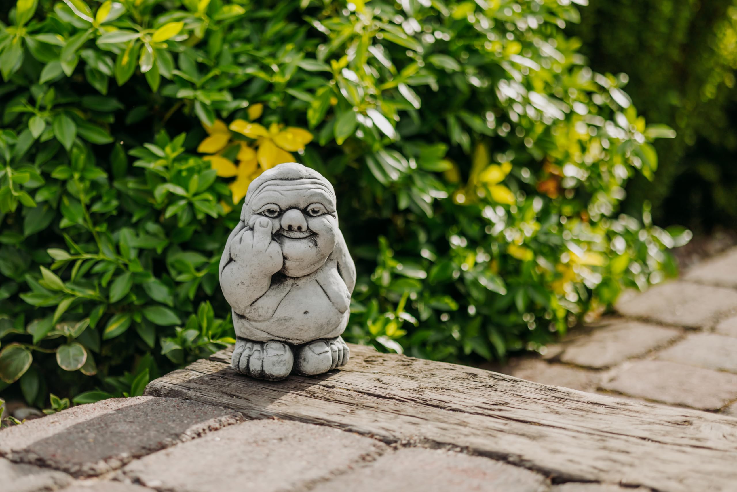 gartendekoparadies.de Troll-Oma Gartenfigur aus Steinguss, 19 cm, Grau, 3 kg, frostsicher