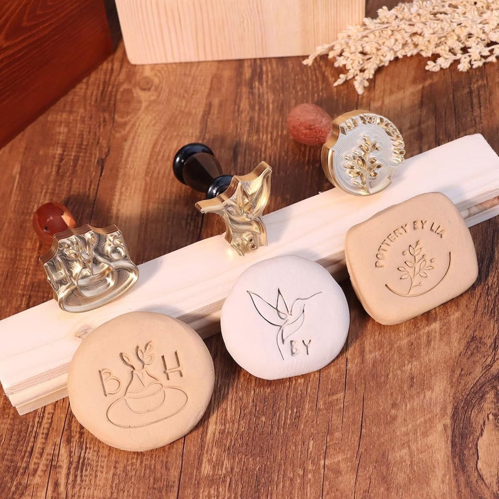 Strumento for timbri in ceramica in ottone fatto a mano, timbro in ceramica personalizzato con logo e manico in legno, simbolo in argilla personalizzato for vasai cartello(2.5Inches)