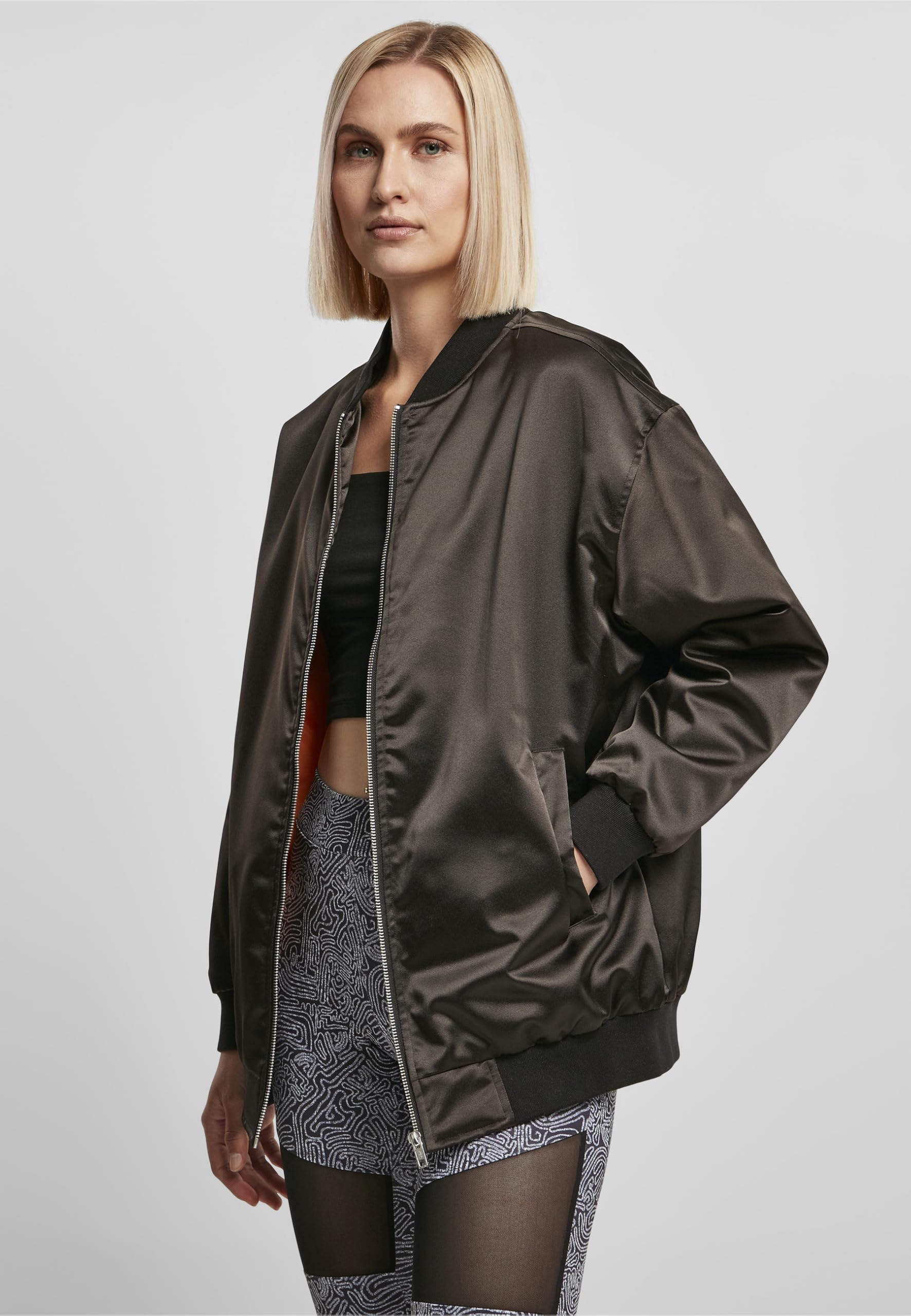 Urban Classics Ladies Oversized Satin Bomber Jacket Frauen Bomberjacke schwarz