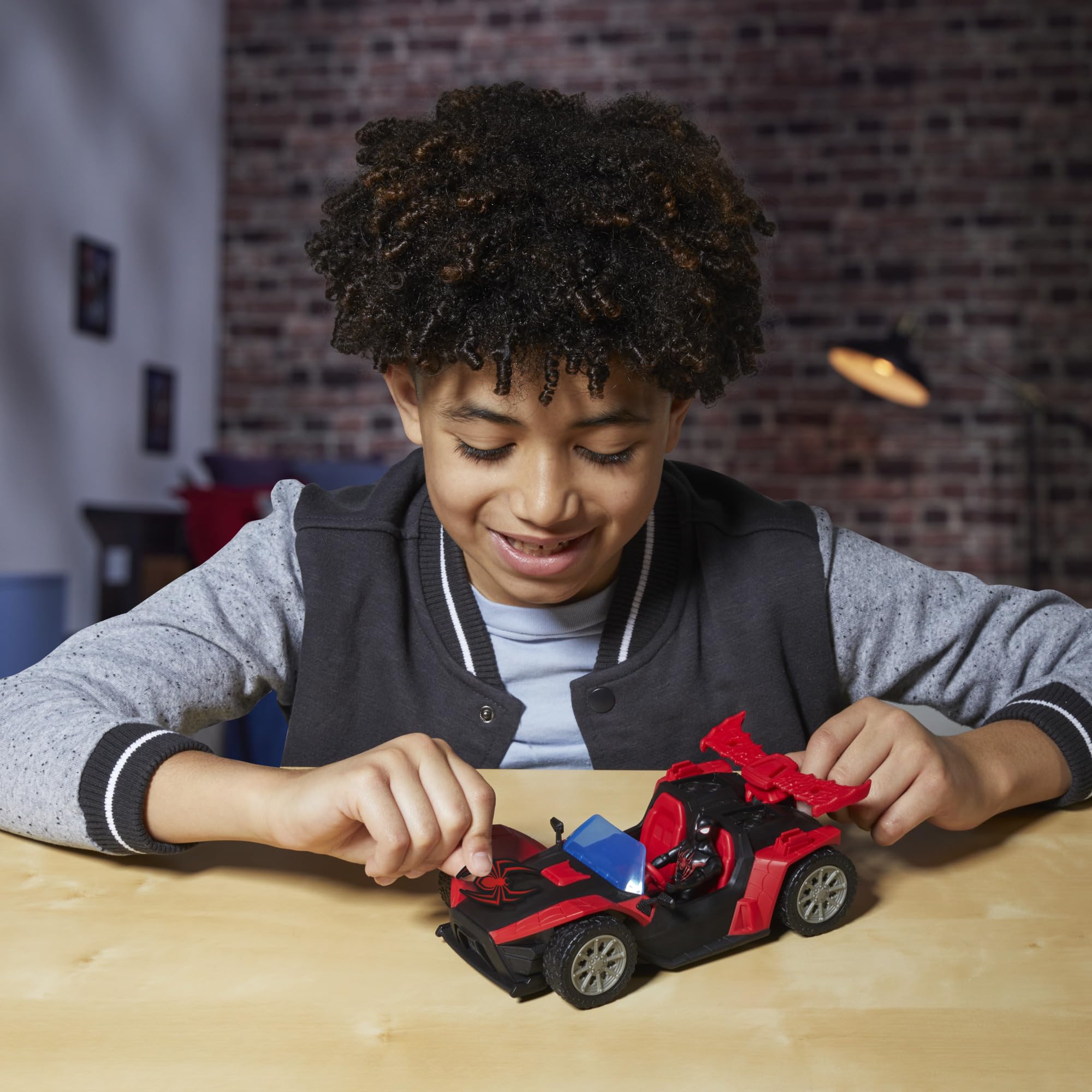 Miles Morales z kolekcji Marvel Spider-Man VenomVersus Epic World of Action ze strzelającą wyścigówką, figurka i zabawkowe auto, zabawki z superbohaterami, wiek: od 4 lat