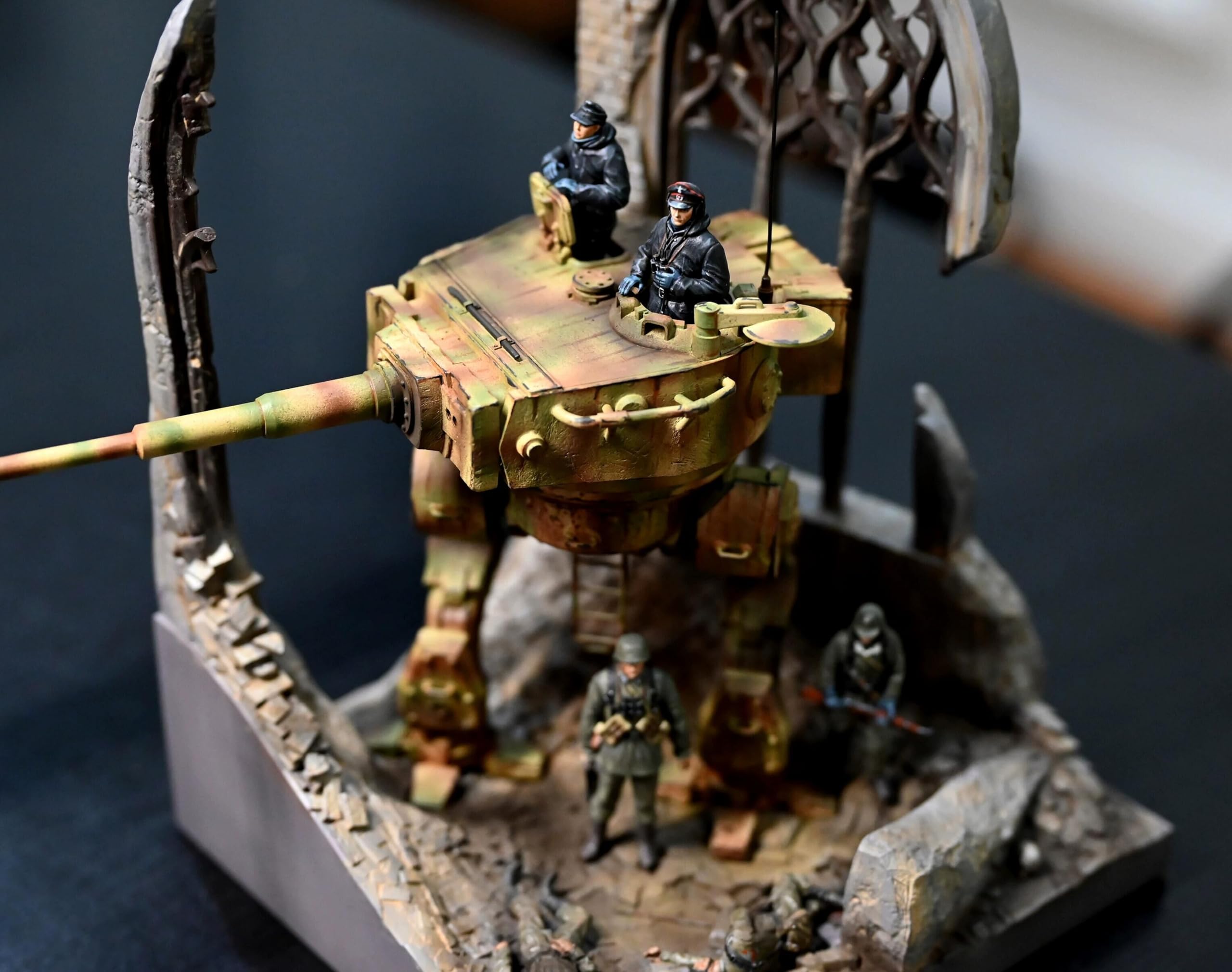 1/35 unbemalt und unmontiert Resin Soldat Modellbausatz WW2 Deutscher Panzersoldat Resin Soldat Modellbausatz (inkl. Panzer + Sockel) //I9E0B9