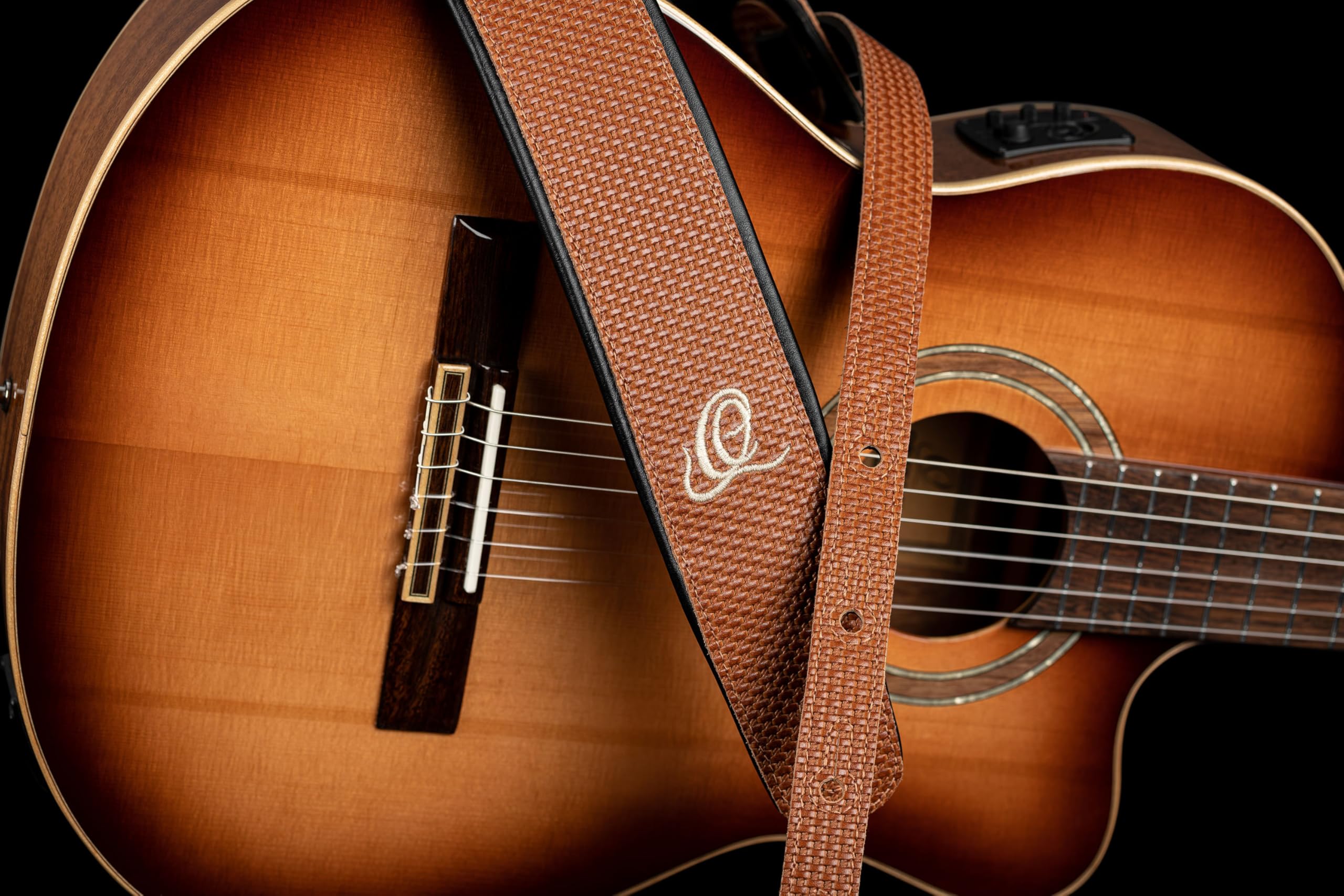 Ortega Guitars Gitarrengurt Länge Verstellbar - Akustik Gitarre / Bass, E-Gitarre, E-Bass - Custom Series - Echtleder, Tan Braid (OSCU-5)
