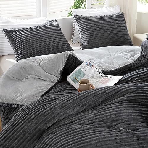 GOHOME Juego de edredón de terciopelo, 3 piezas, reversible, ultra suave, juego de ropa de cama de franela a rayas mullido transpirable con 2 fundas
