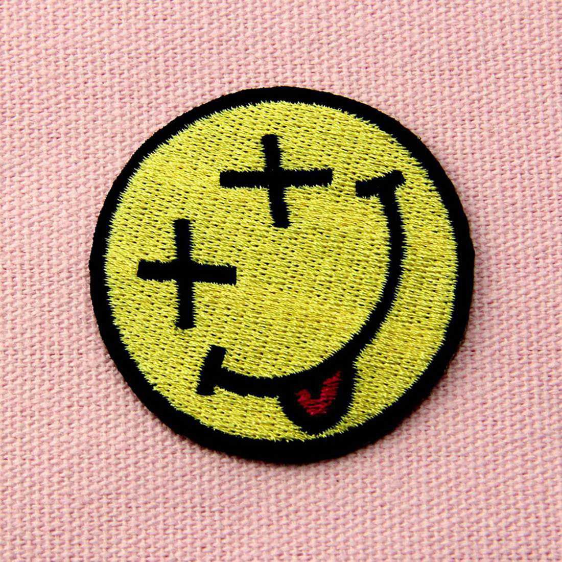 Amazon.co.jp: スマイリースマイルハッピーフェイス刺繍のバッジの