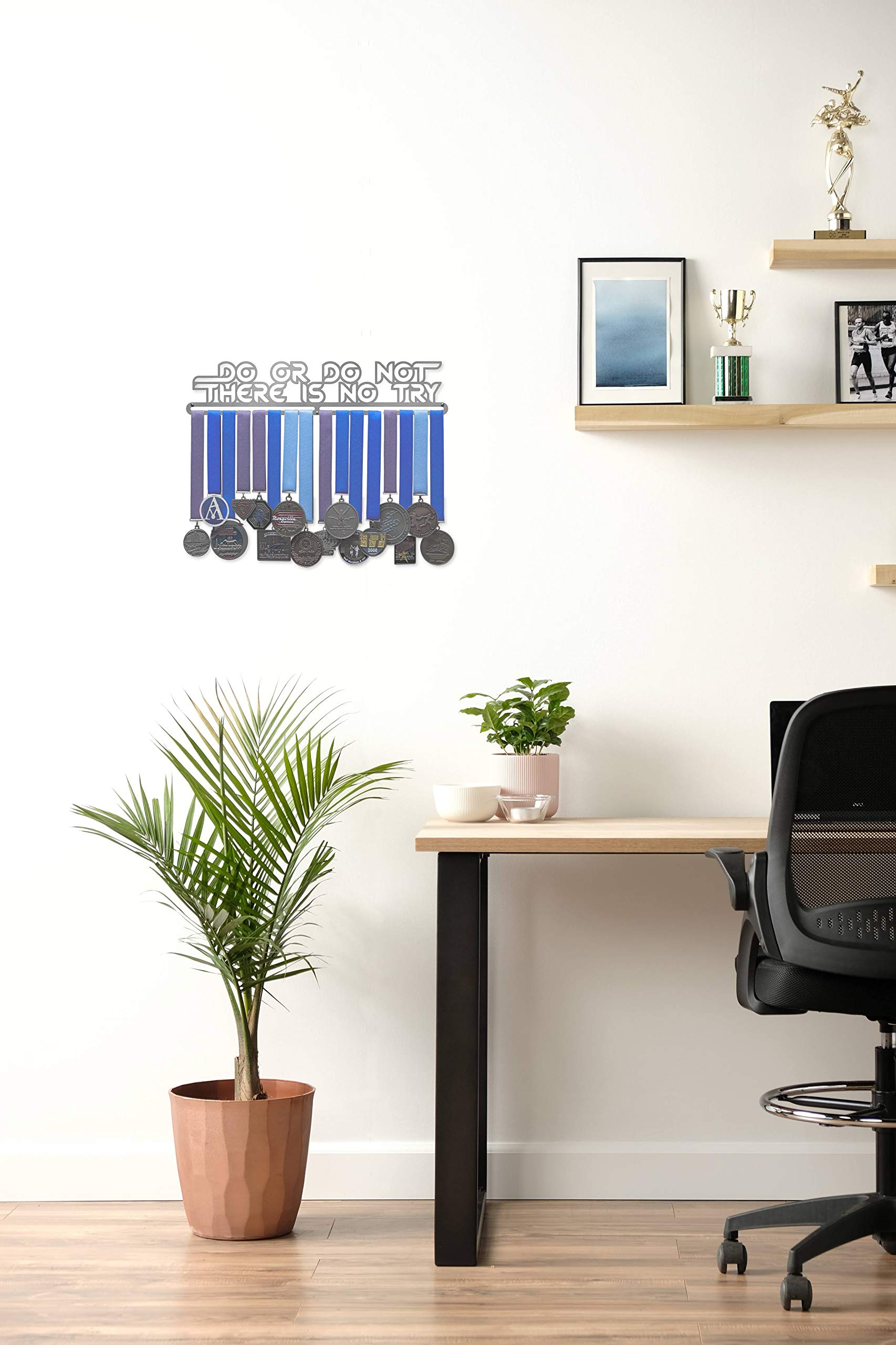 Allied Medal Hangers Colgadores de medallas aliados – Do or Do No, There Is No Try – Varios tamaños Disponibles – Soporte de medallas Expositor - AX-AY-ABHI-84185, 18" Wide with 1 Hang Bar