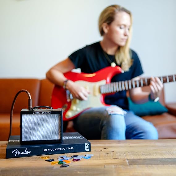 Fender Mini Deluxe Electric Guitar Amp, Mini Guitar Amp, Portable Guitar Amplifier, Guitar Accessories, 3 Watts, Black