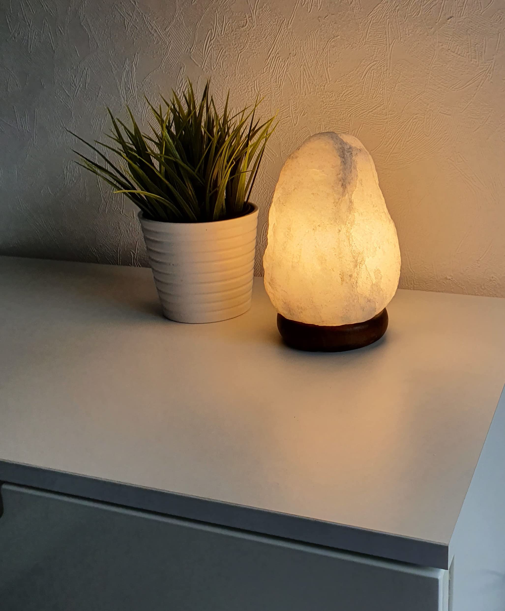 Salzkristalllampe weiß – Salzsteinlampe natürliche Salzlampe Salzstein Wellness Dekolampe für Schlafzimmer Wohnzimmer & Büro Lampe Himalaya Salzlampe aus der Salt Range Pakistan Holzfuß + LED