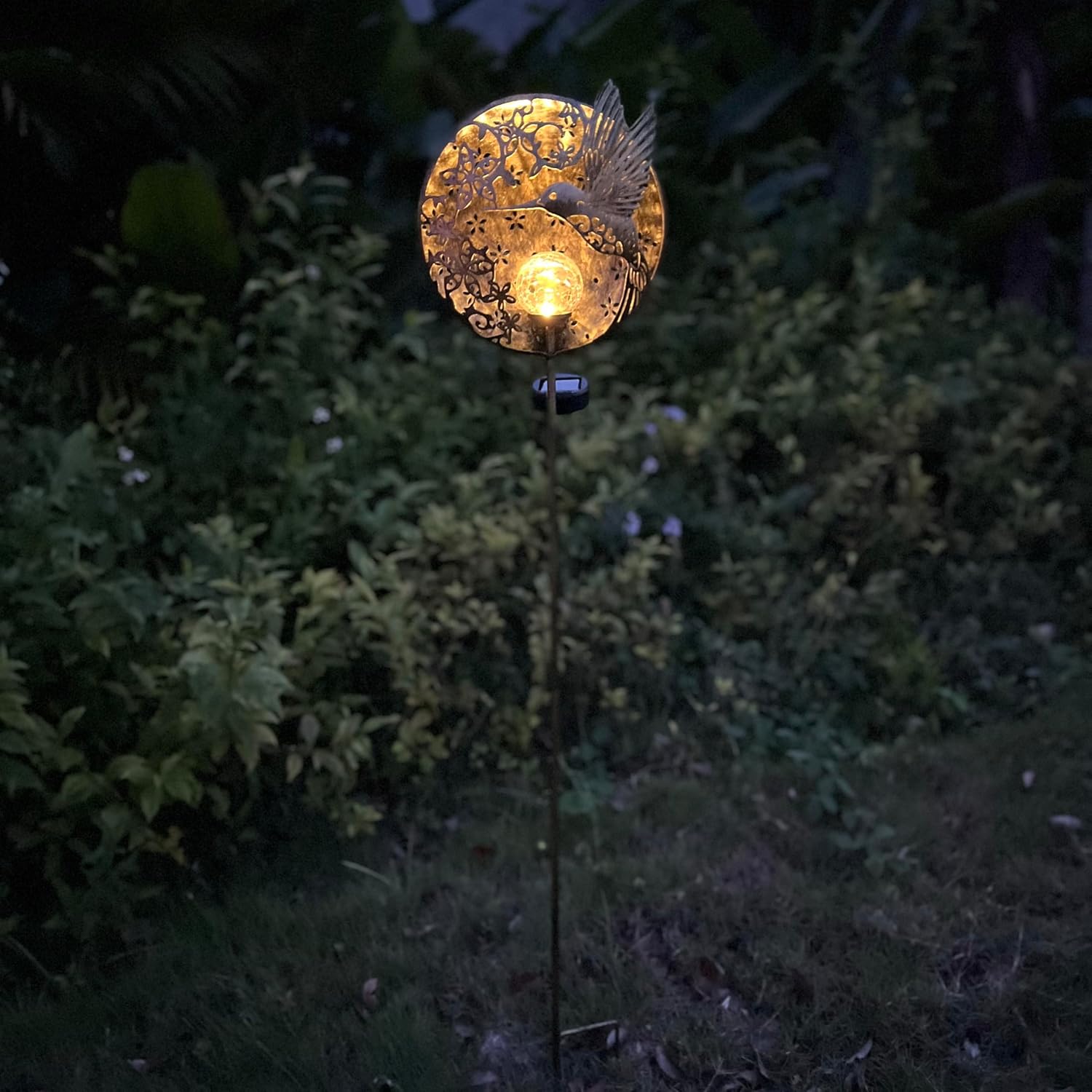 Hummingbird Solar Light Garden Outdoor Decoration Hollow Carving Flowers Crackle Glass Ball Metal Stake for Pathway Patio Lawn Yard Mother Gift (Daisy Hummingbird), Antique Brass, MX202318