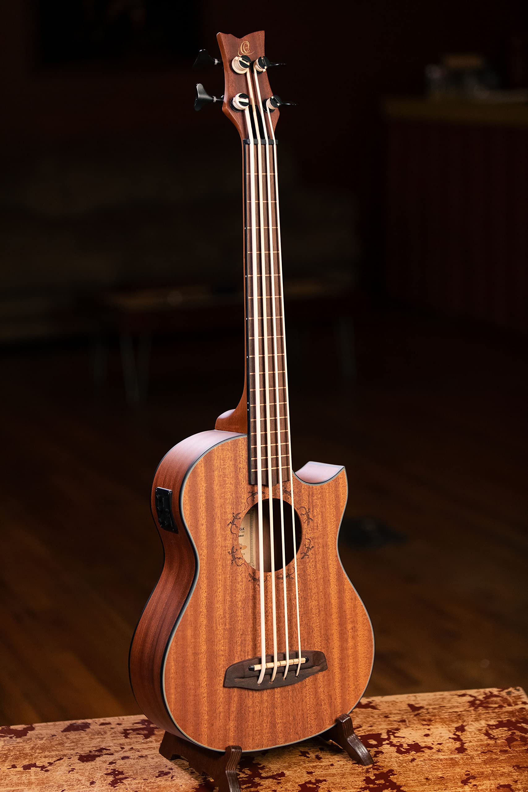 Ortega Guitars Bass Ukulele Elektro-Akustisch – Long Scale, ohne Bundstäbchen – Lizard Series – Inklusive Gig Bag – Massives Mahagoni, Natur (LIZZY-PRO)
