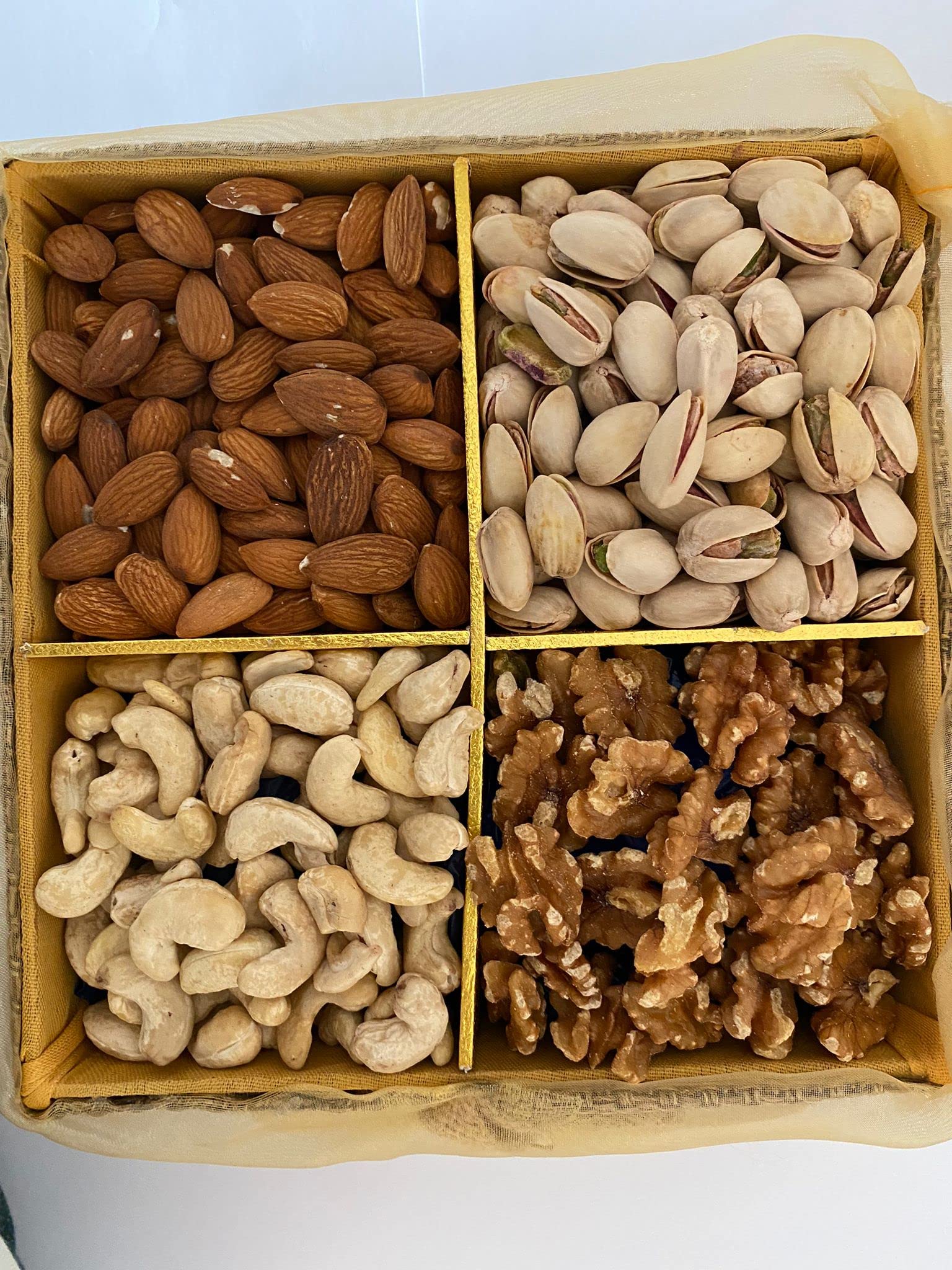 Pound Veg Premium Raw Nuts Dry Fruits Combo opakowanie migdałów, nerkowca, orzechów włoskich, pistacji w zestawie pudełko upominkowe | Value Pack