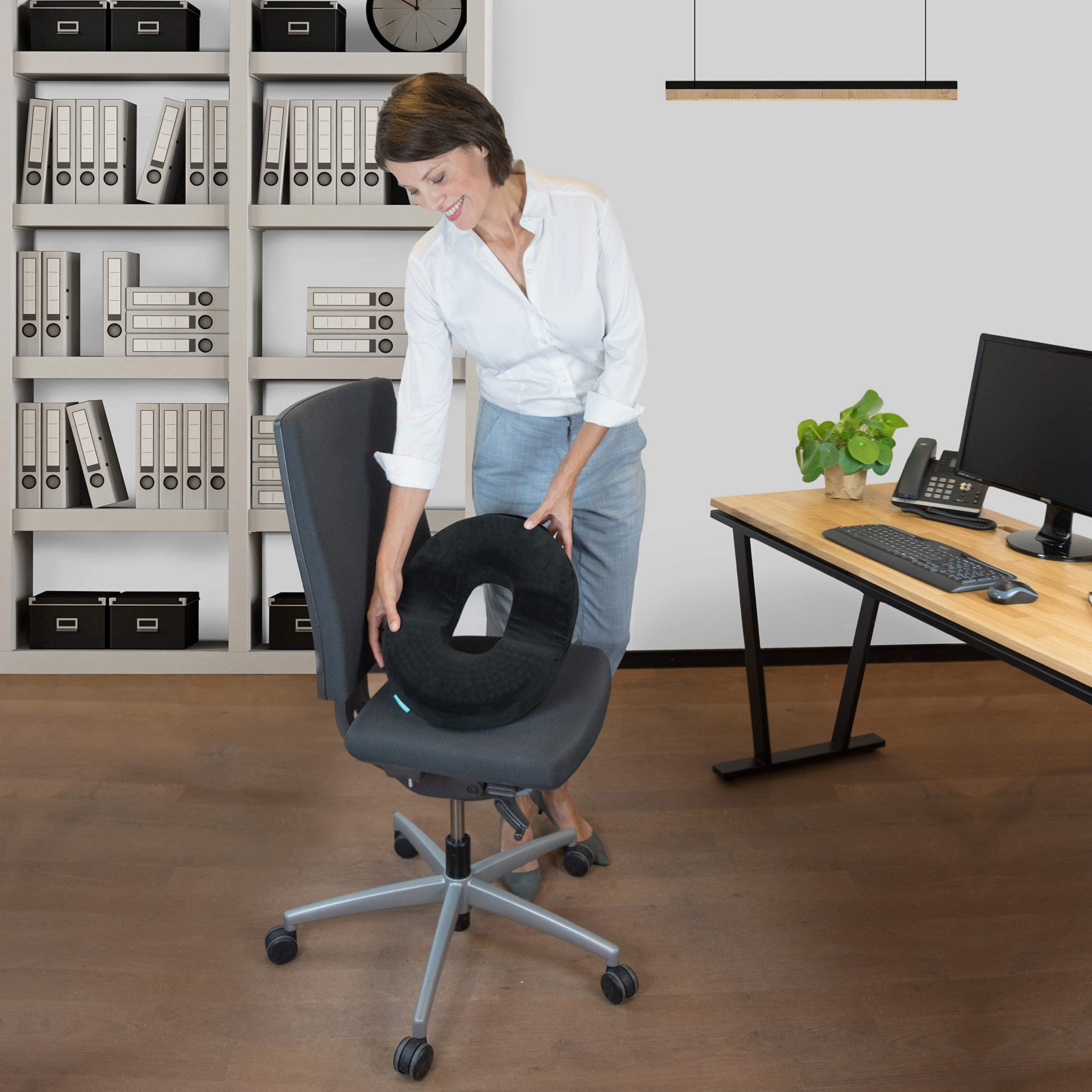 bonmedico Coussin Coccyx Orthopédique - de Chaise Bureau - de Siège Ergonomique pour Bureau et Voiture - Bouée Médicale Ergonomique en Gel et Mousse à Mémoire de Forme (Noir Velours, Large)