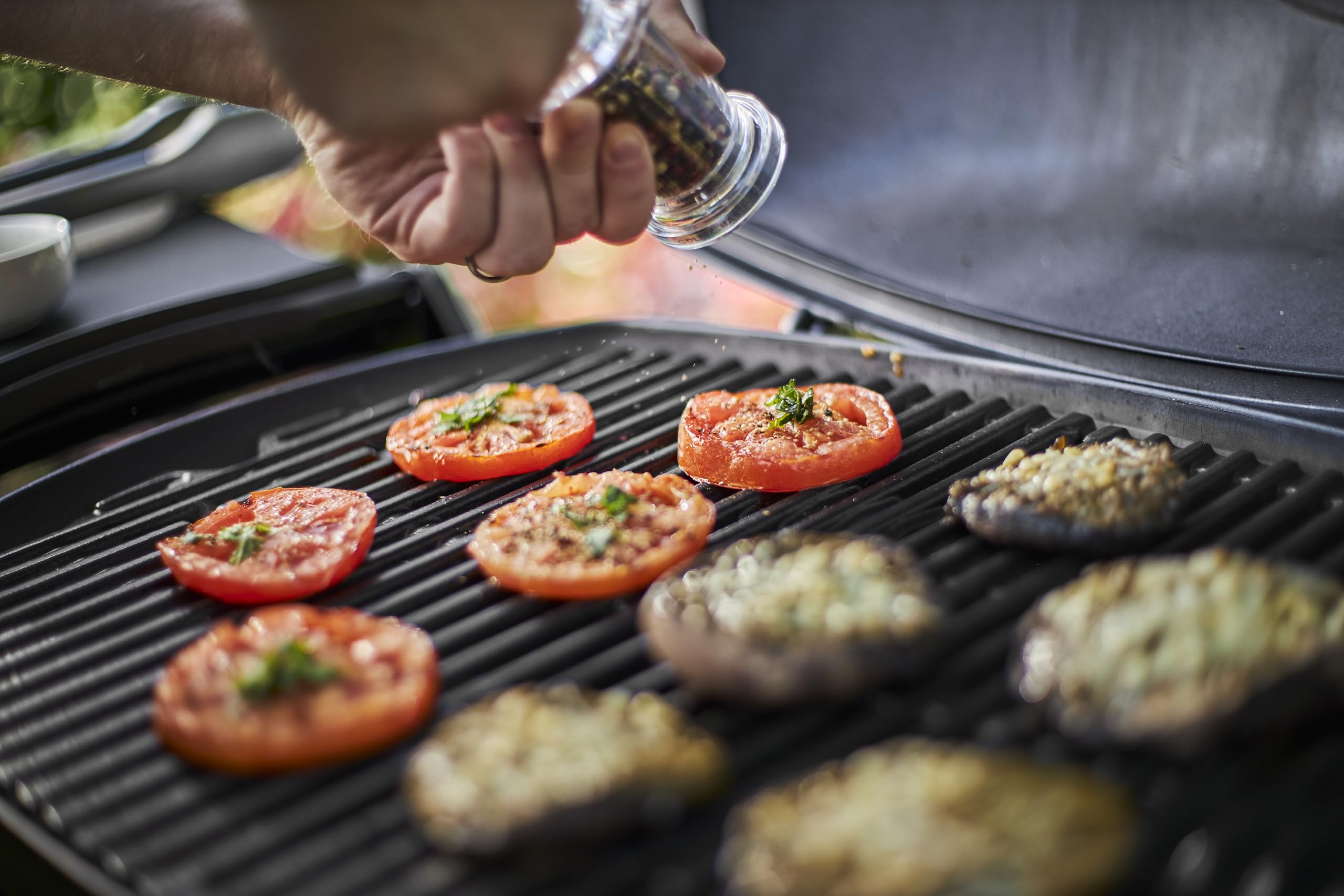 Weber Q2000 Gasgrill, 54 x 39cm Grillfäche, portabler BBQ Grill, 1 Brenner, mit ausklappbaren Seitentischen, 2-geteilter porzellanemaillierter Guss-Grillrost - Schwarz (53010079)