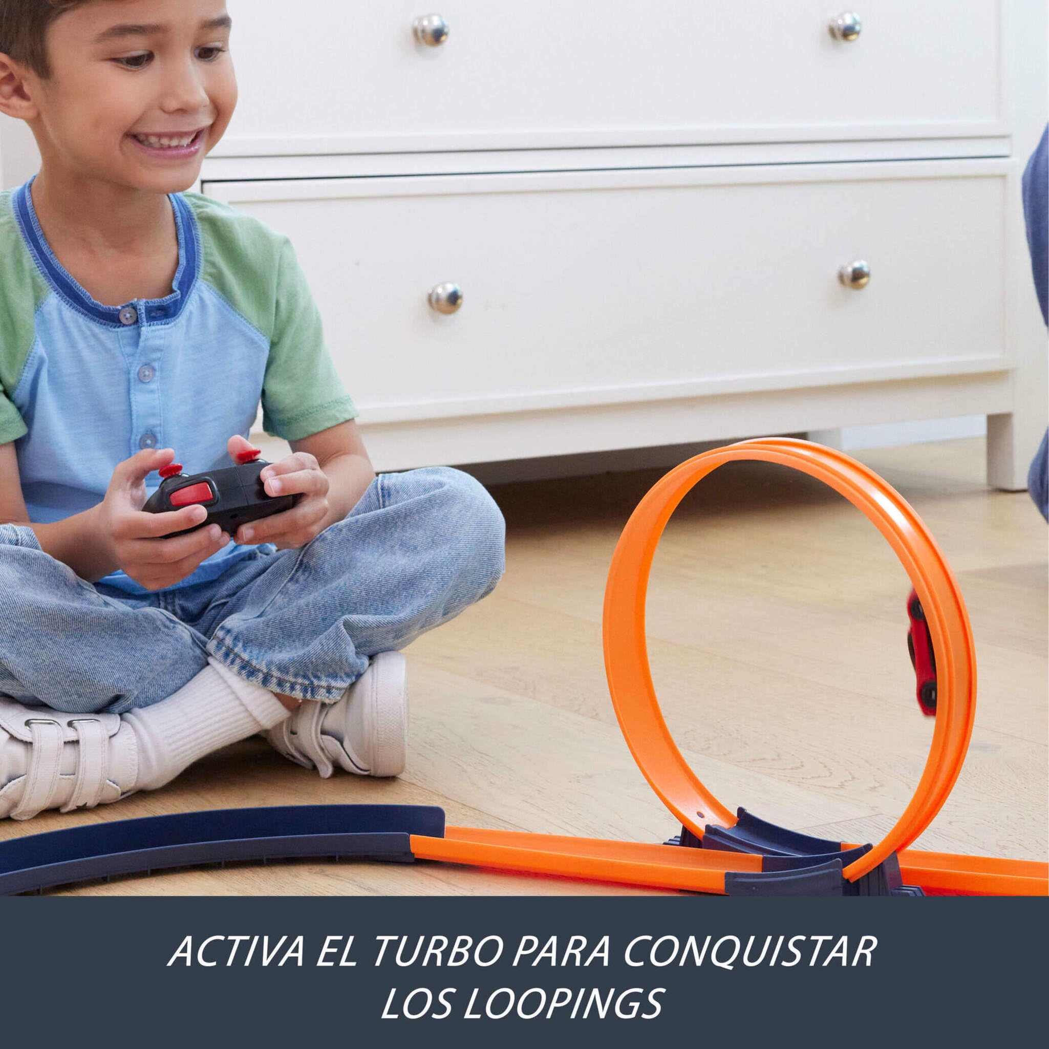 Hot Wheels RC Ferrari SF90 Stradale Assetto Fiorano Coche de Juguete teledirigido a Escala 1:64, Corre Dentro y Fuera de la Pista, botón de aceleración para Aumentar la Velocidad, JGD09