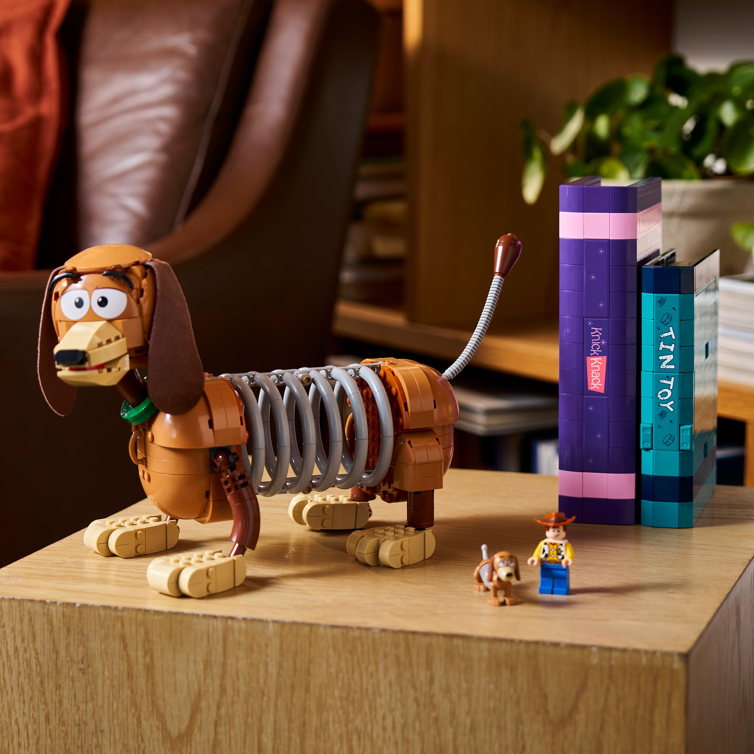 LEGO | Disney Pixar Fermalibri di Slinky Toy Story - Kit di Modellismo per Adulti - Reggi Libri per Libreria - Decorazione con Minifigure di Woody e Figura di Bassotto - Regalo Creativo per Fan 43301