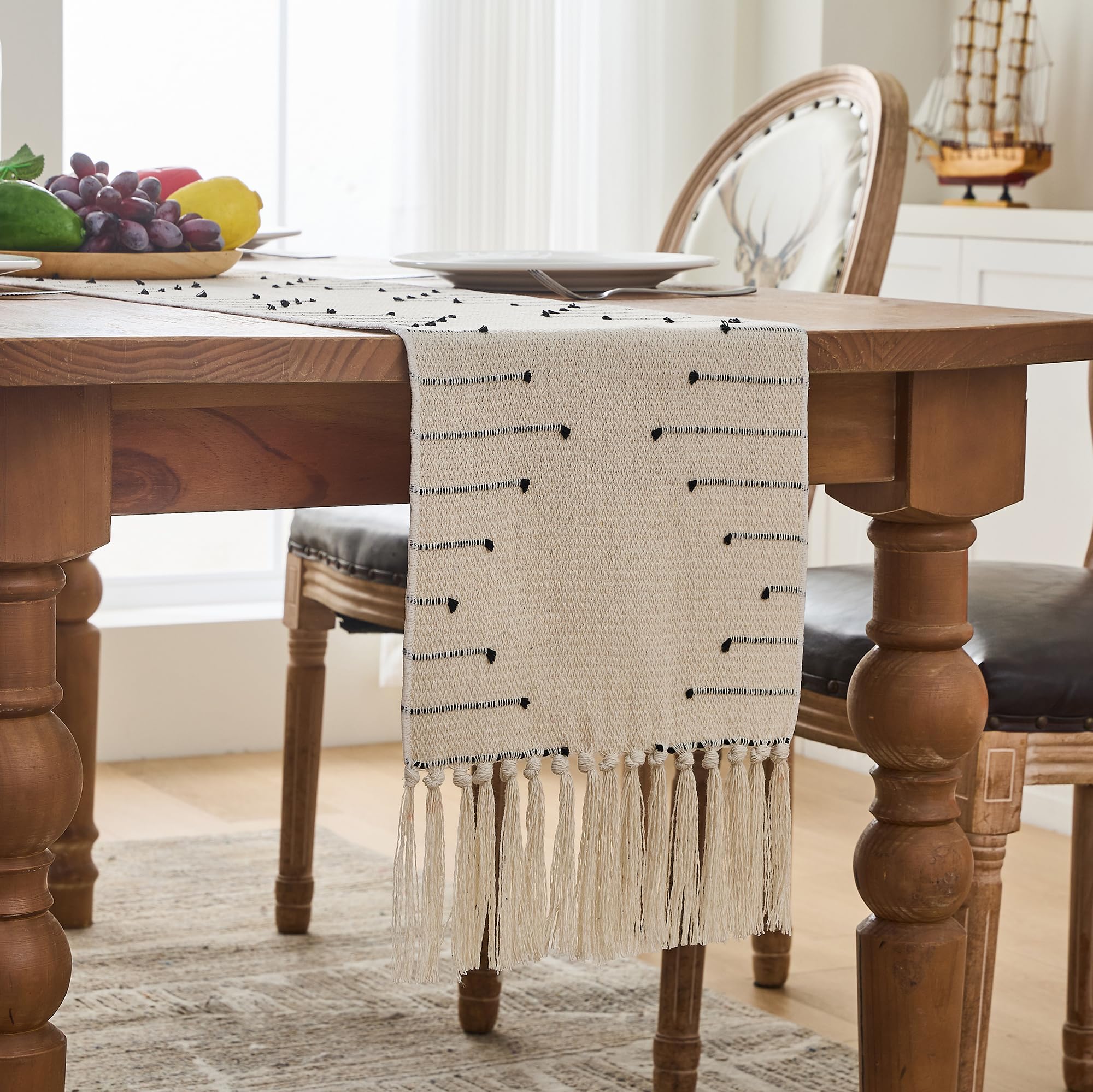Chemin de table de 122 cm de long – Style bohème avec pompons faits à la main – 70 % coton et 30 % lin – Décoration d'intérieur moderne pour salon (beige noir, 30,5 x 121,9 cm)