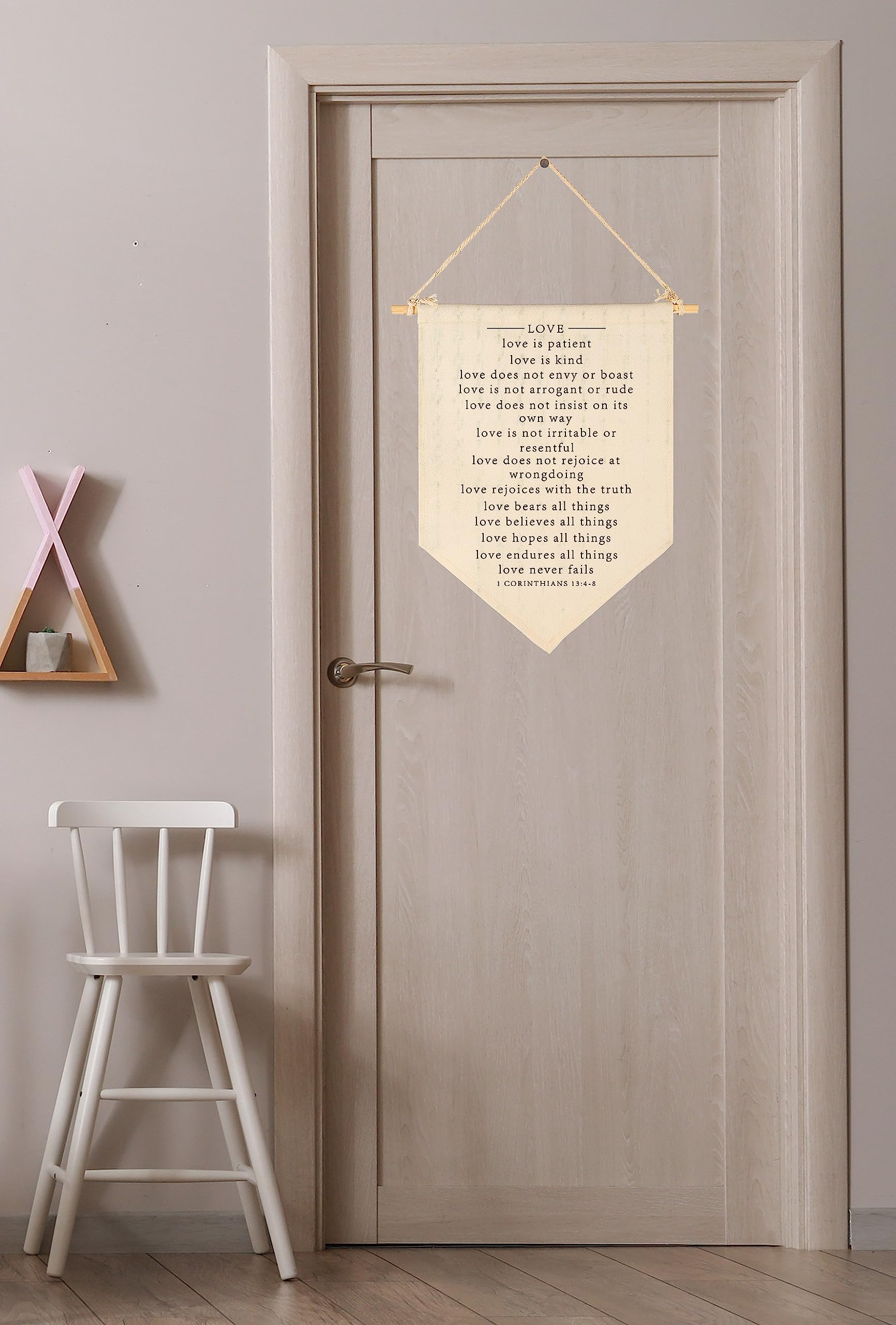 Wandbanner 'Love Is Patient' – Minimalistische Christliche Wanddekoration Aus Baumwoll-Leinen, Mit Holzstab, Bauernhaus-Stil