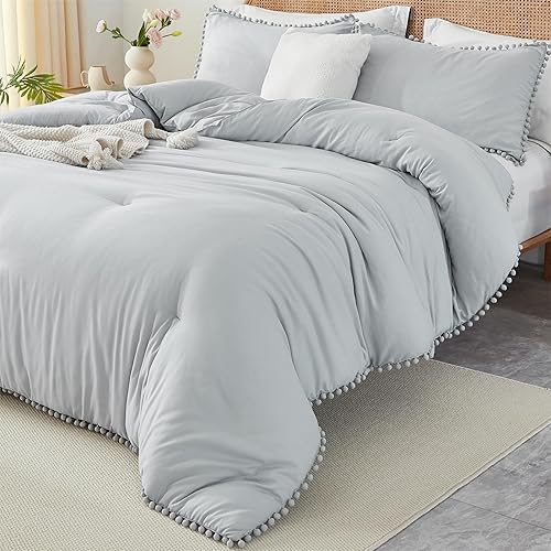 annadaif Juego de edredón gris claro, tamaño Queen, edredón de 3 piezas con flecos de pompones, juego de ropa de cama de microfibra suave