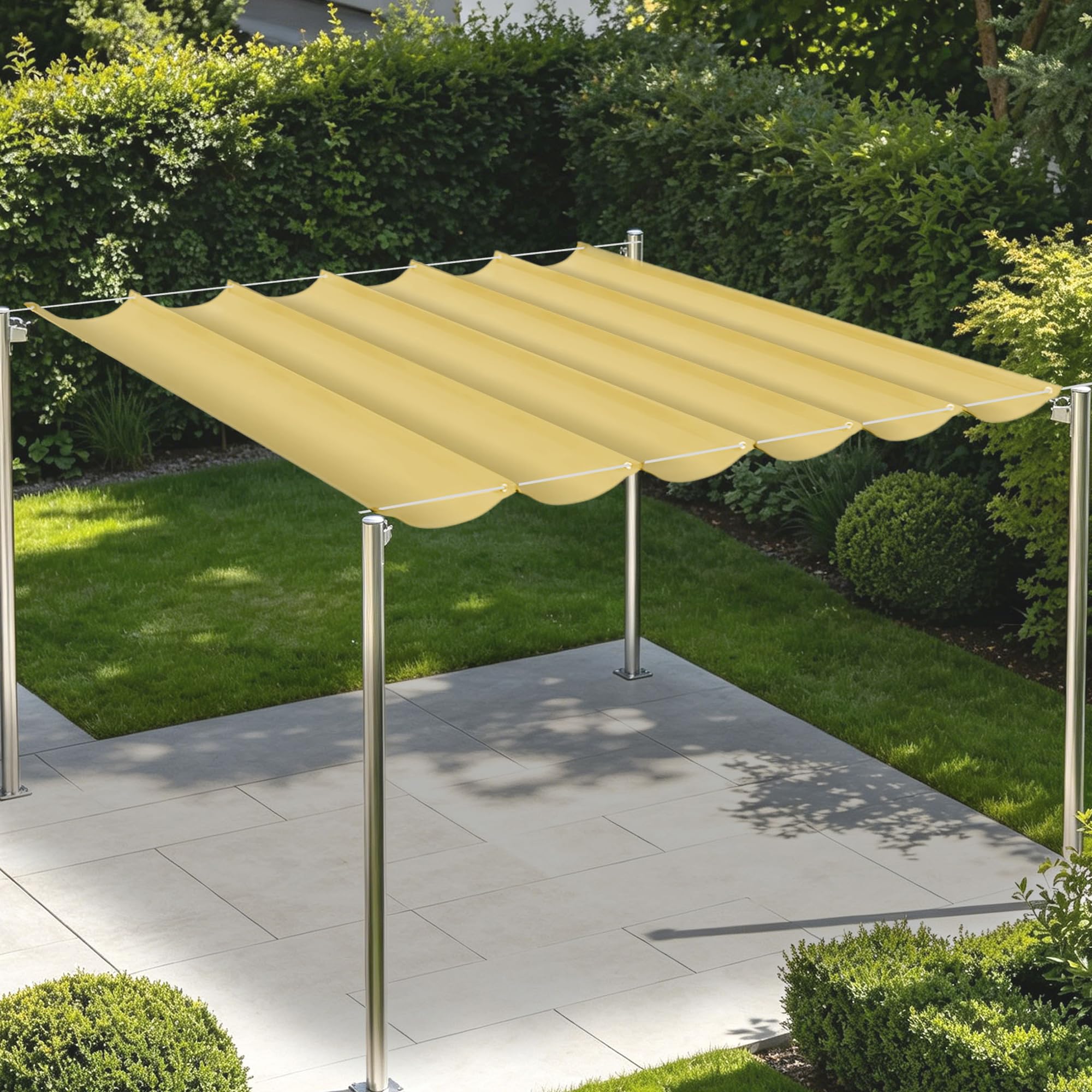 Jardin et balcon abrités avec le grand voile d'ombrage jaune sable