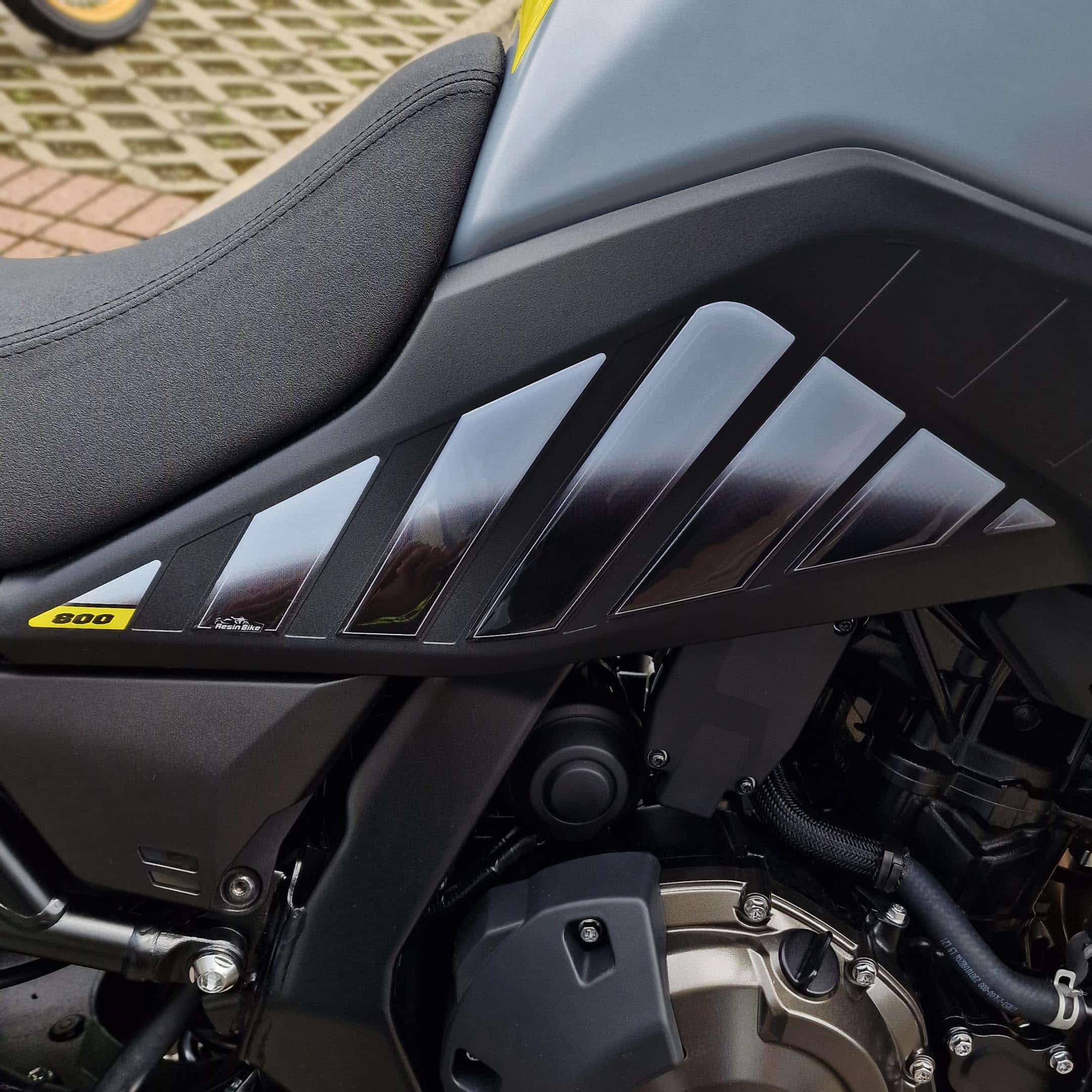 Resin Bike naklejki moto kompatybilne z Suzuki V Strom 800 DE 2023. Ochrona boczna zbiornika paliwa motocykla przed uderzeniami i zarysowaniami. Para naklejek 3D z żywicy w kolorze szarym Berlin