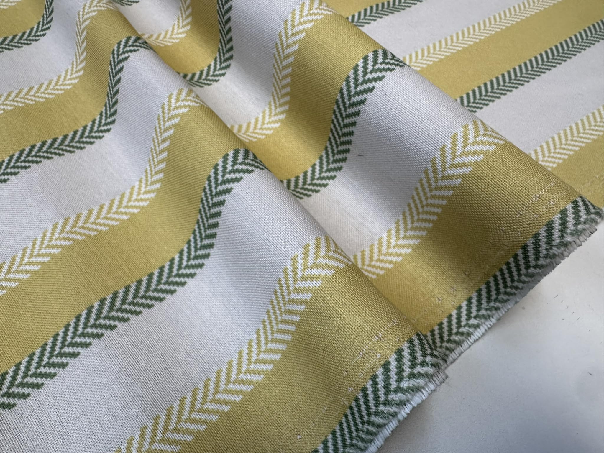 Tissu à rayures chevrons - Motif à chevrons crème pour décoration d'intérieur, tapisserie, rideaux, coussins, chemins de table - 280 cm extra large - Vendu au mètre - Moutarde