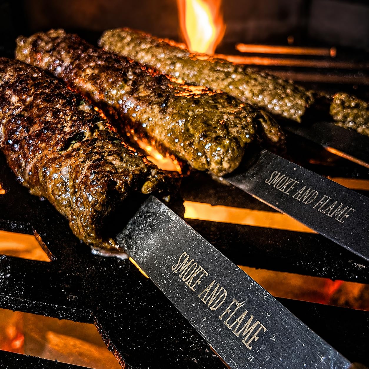 Brochetas de metal planas extra anchas para barbacoa – Grande 60 cm de largo, 23 mm de ancho, 2 mm de grosor, acero inoxidable con diseño y calidad superiores. Juego de 4 ideales para shish, boobideh