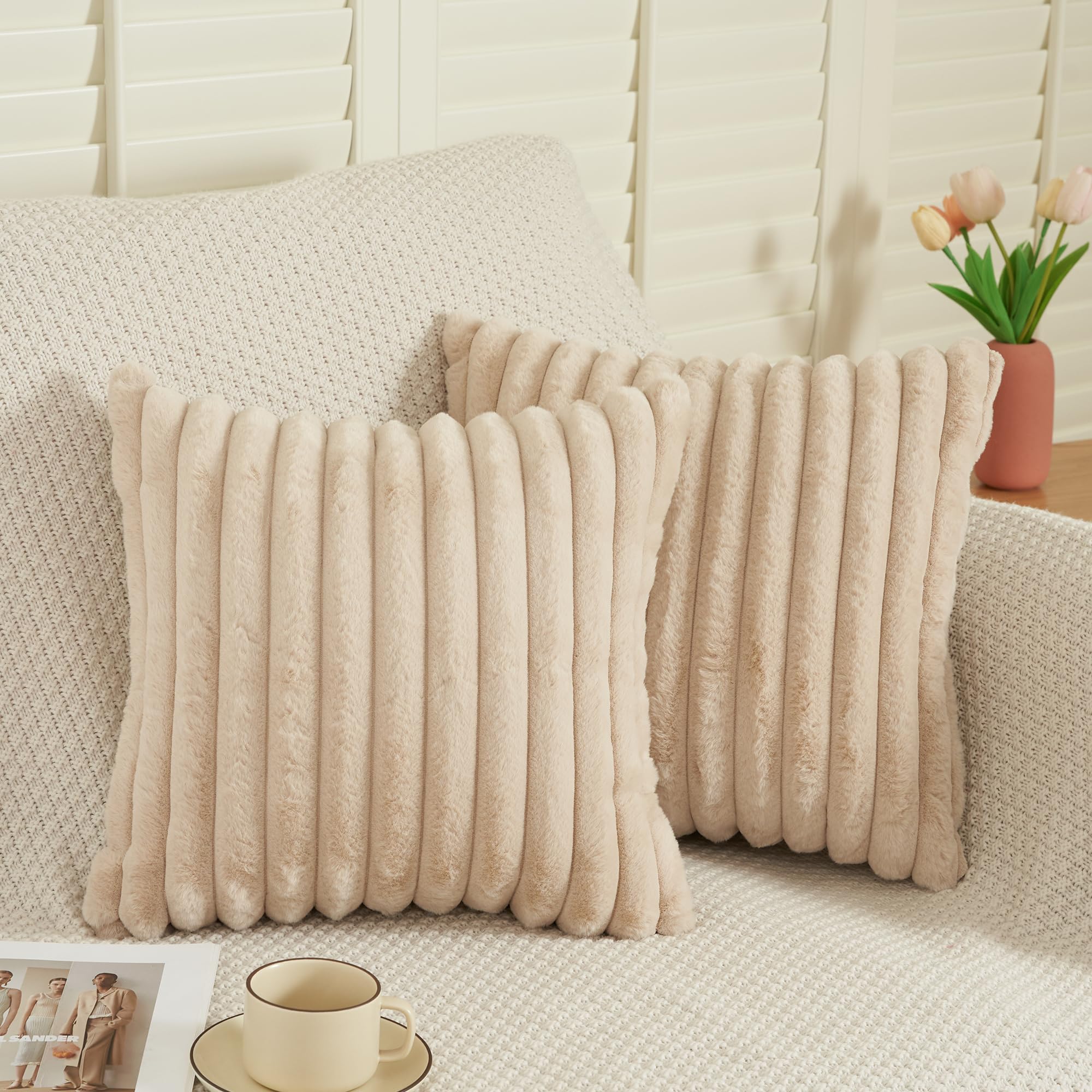 ORANIFUL Beige 60x60 Fell Kissenbezüge Set 2-teilig Kuschelkissen Flauschig Kissenhülle Streifen Design Kissen Hülle für Sofa Couch Bett Weicher Fake Fur Bezug Moderne Dekokissen Küche, Haushalt & Wohnen