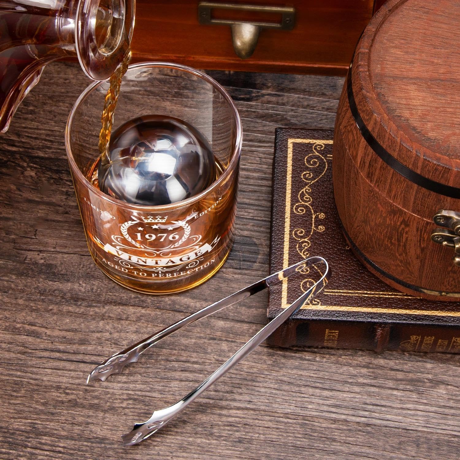 LIGHTEN LIFE Prezenty na 50. urodziny dla mężczyzn - zestaw szklanek do whisky z 1975 r. w pudełku beczkowym - pomysły na prezent dla taty, męża