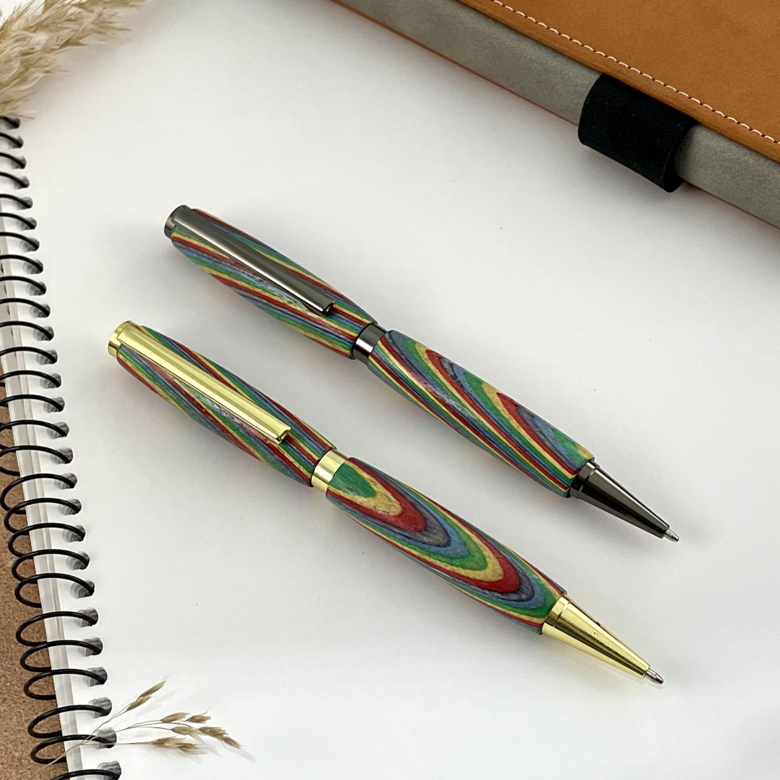 Penna Personalizzabile in Legno Arcobaleno, Realizzata a Mano in Francia, Regalo di Penna Personalizzata con Incisione, Scatola in Metallo | Originale, Natale, Matrimonio, Amico