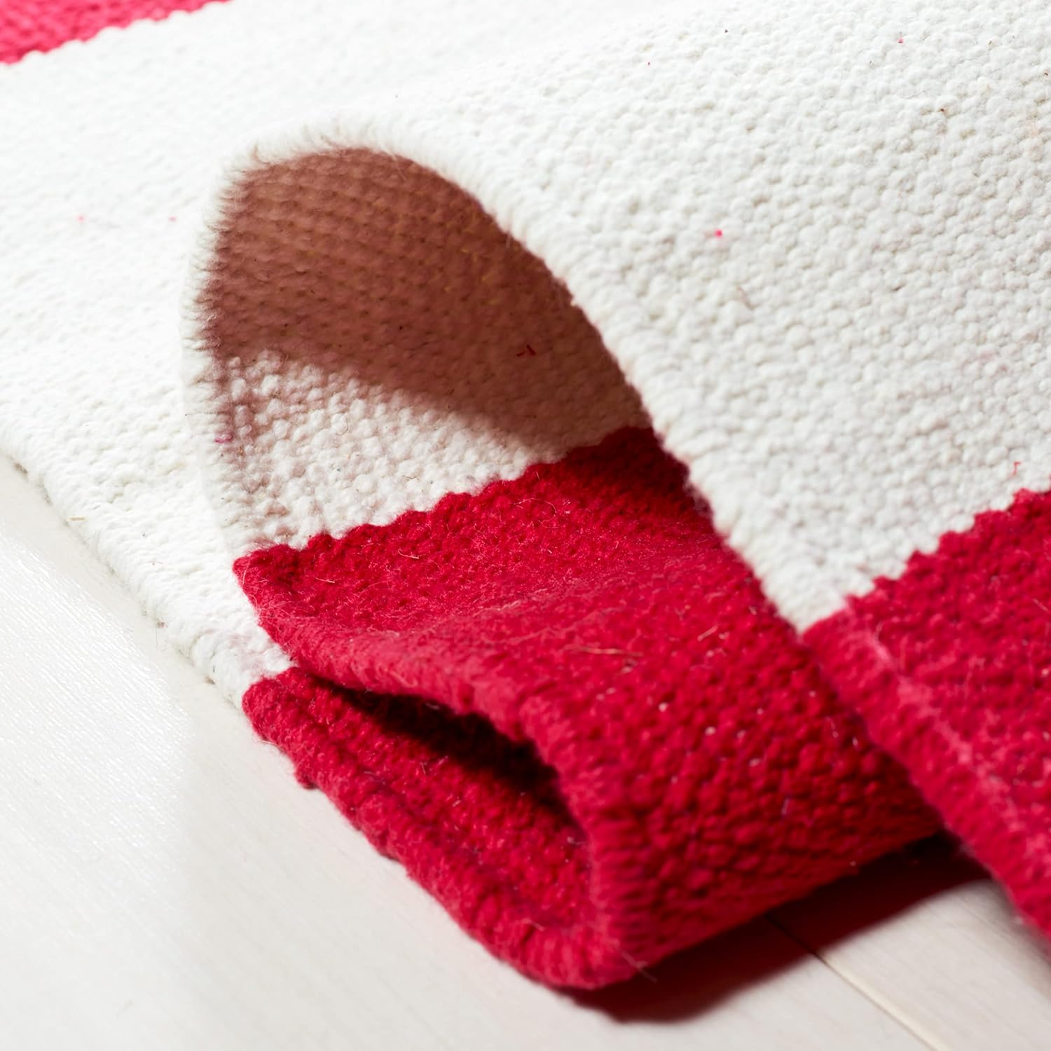 SAFAVIEH Montauk Collection Area Rug - 9' x 12', Red & Ivory, Handmade Flatweave Cotton, Woven Texture, Farmhouse Stripe Pattern, Ideal for Living Room, Bedroom, Dining Space (MTK712B)