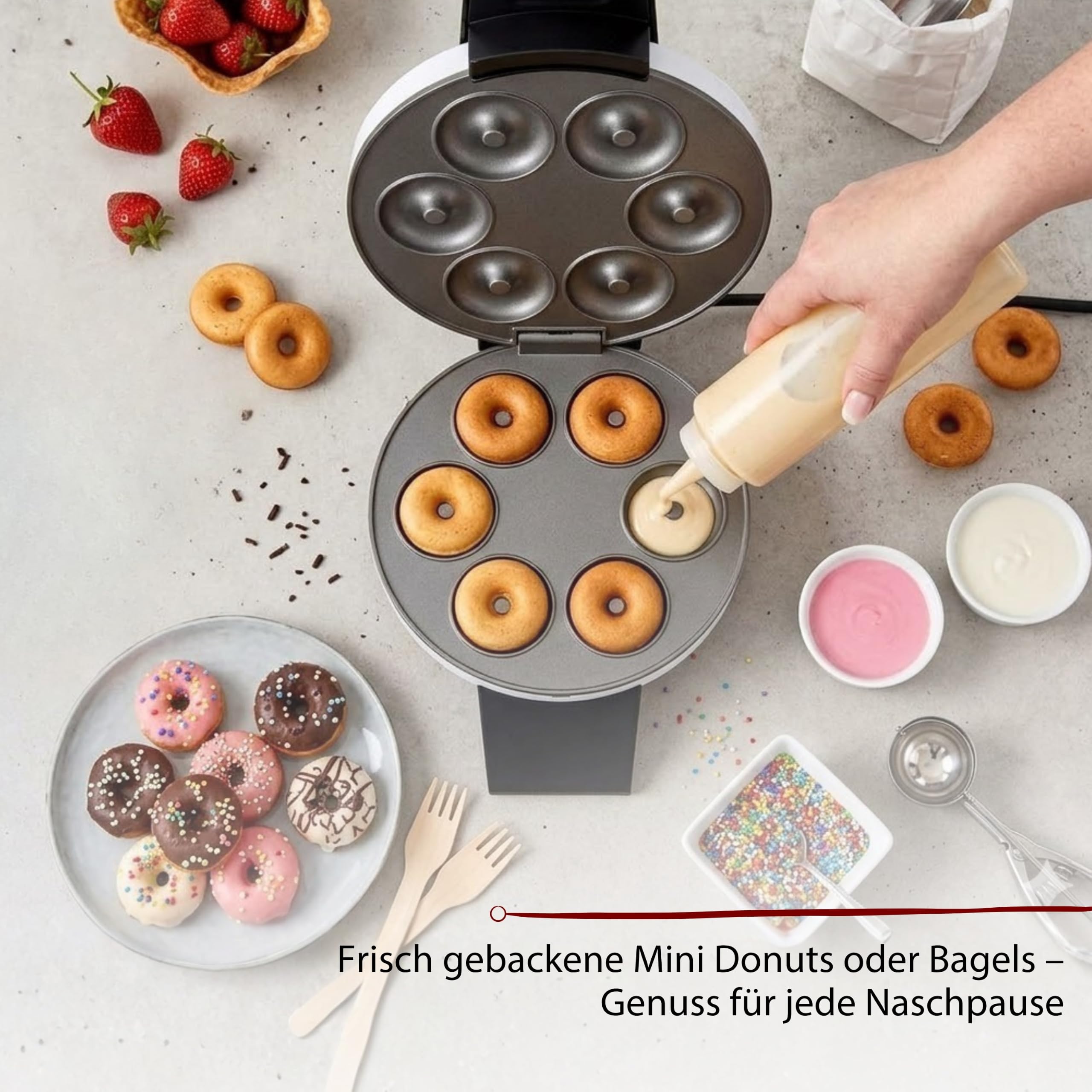 Cloer 6121 Donut Maker für 6 Mini-Donuts oder Bagels, Antihaftbeschichtung, rote Kontrollleuchte, platzsparend verstaubar, Kabelaufwicklung, Steckerdepot, weißes Metallgehäuse, 520W