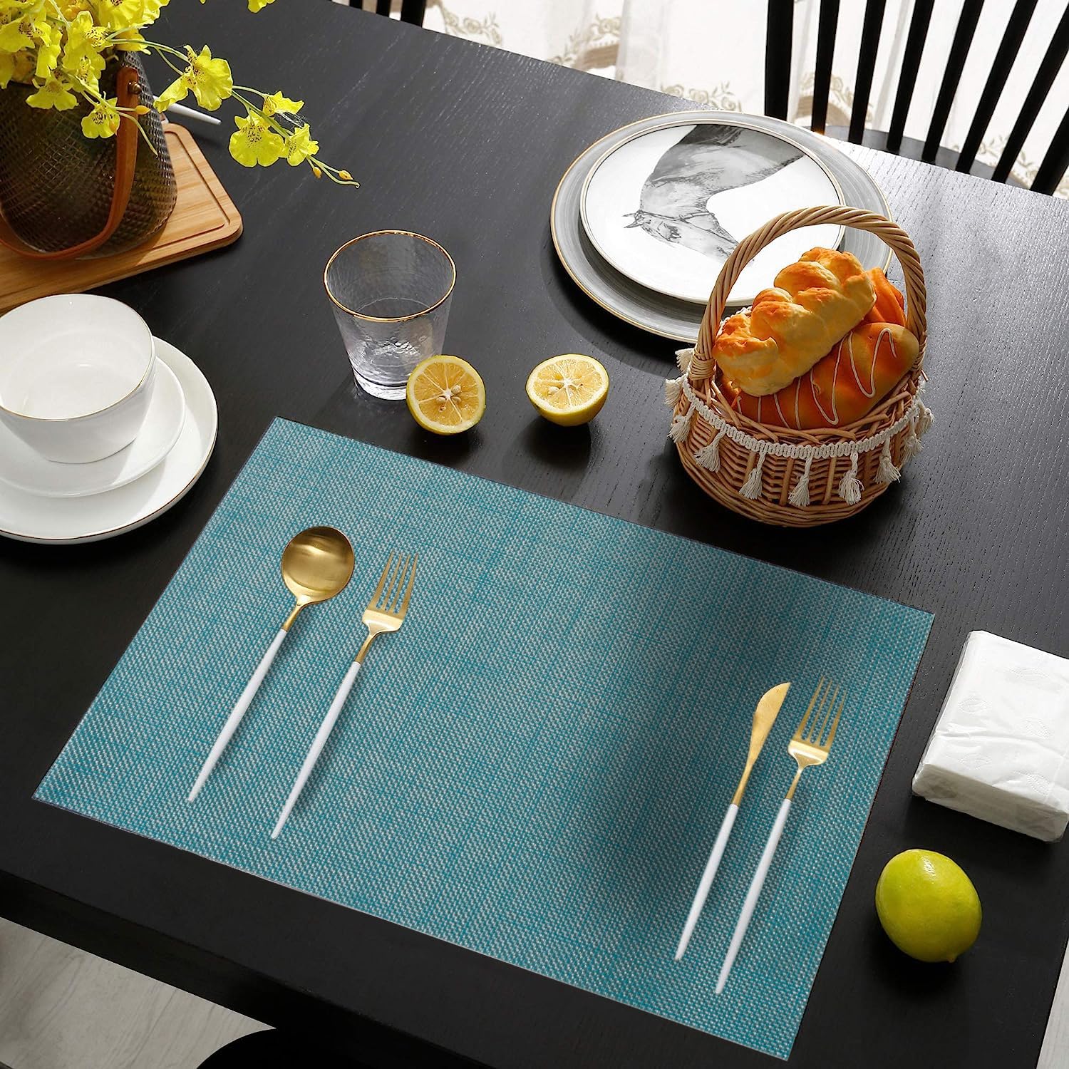 jiuzcare Tovagliette Americane Lavabili Plastica PVC Set 4 Pezzi Tovaglietta da Tavola Non-Scivolose Antiscivolo Antimacchia Resistenti Calore Tovagliette Adatto Tavolo da Pranzo Cucina 45x30cm, Nero