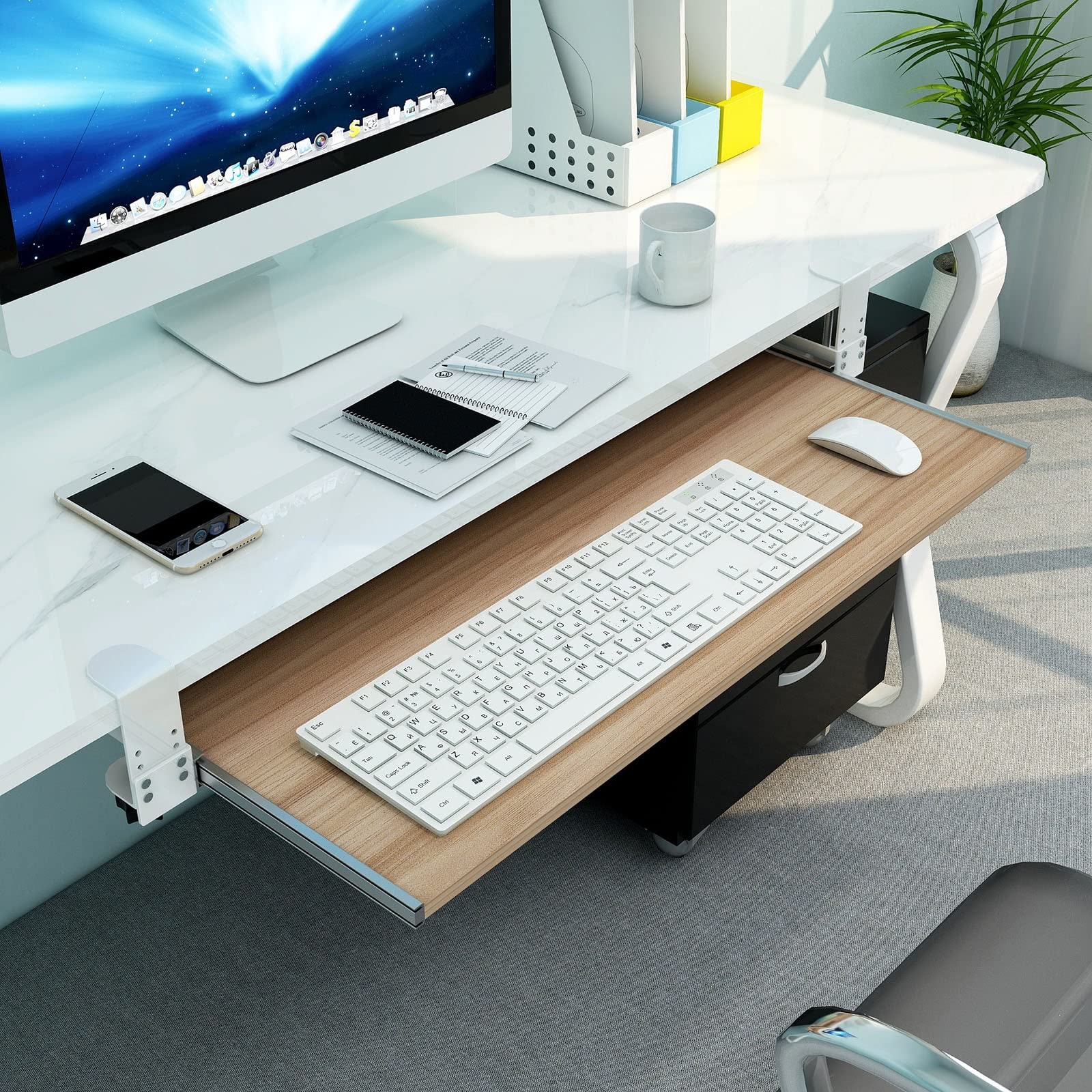 Ergonomiczna taca na klawiaturę pod biurko z regulowanym podłokietnikiem, półka, zacisk na wysuwanej platformie, do biura i organizerów przestrzeni roboczej, wykończenie orzechowe, 55 x 30 cm (22 x 12