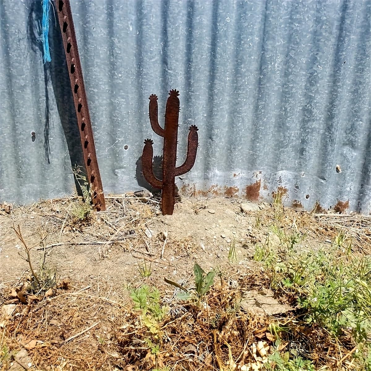 Tuteur décoratif de Jardin en métal rouillé, Cactus en Fer, Couleur Rouille, idéal pour la décoration et l'ornement.