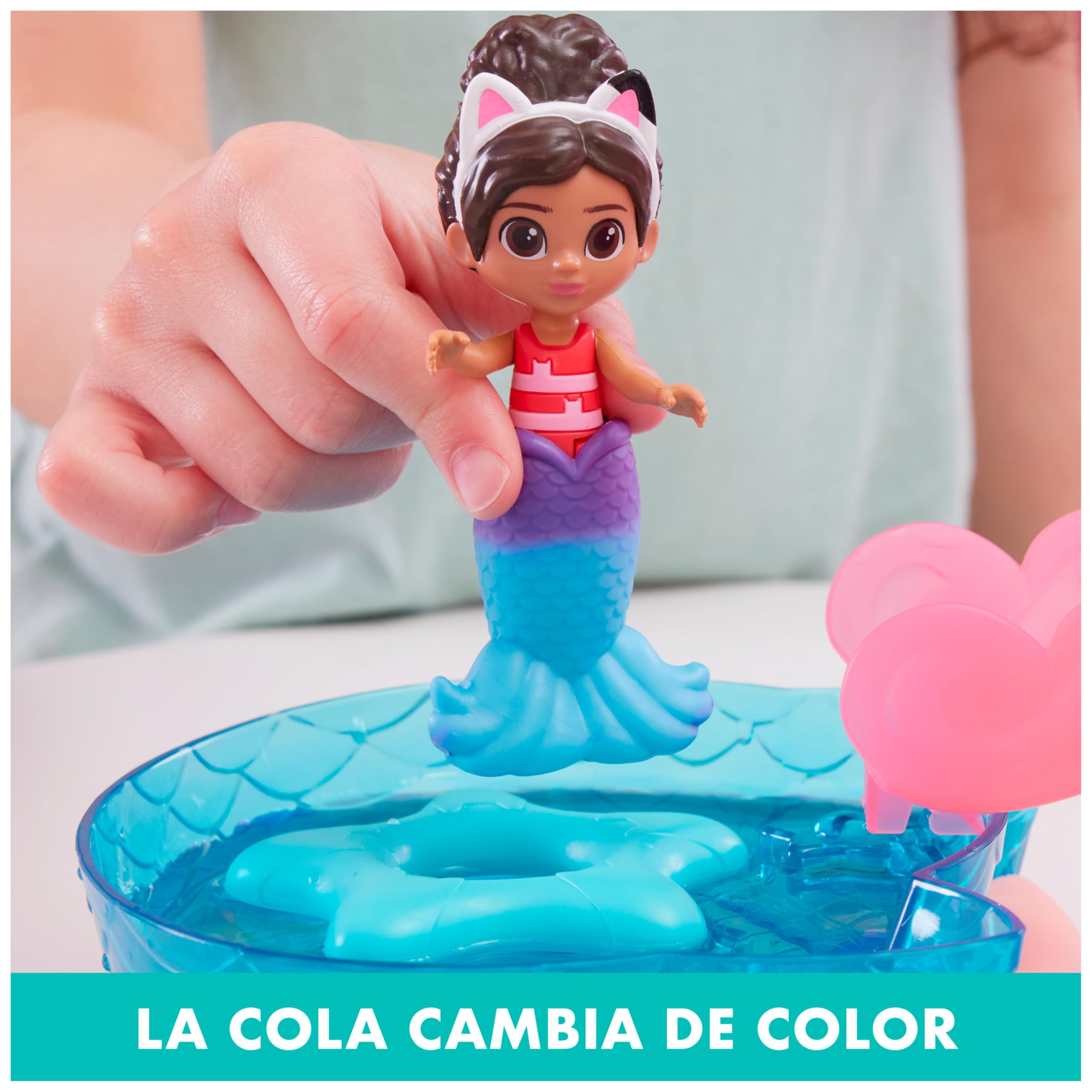 LA CASA DE MUÑECAS DE GABBY - Piscina con Figura de Gabby y Siregata, Colas de Sirena que Cambian de Color y Accesorios de Piscina - 6067878 - Juguetes Niñas 3 Años + Regalo Niña 3 años +