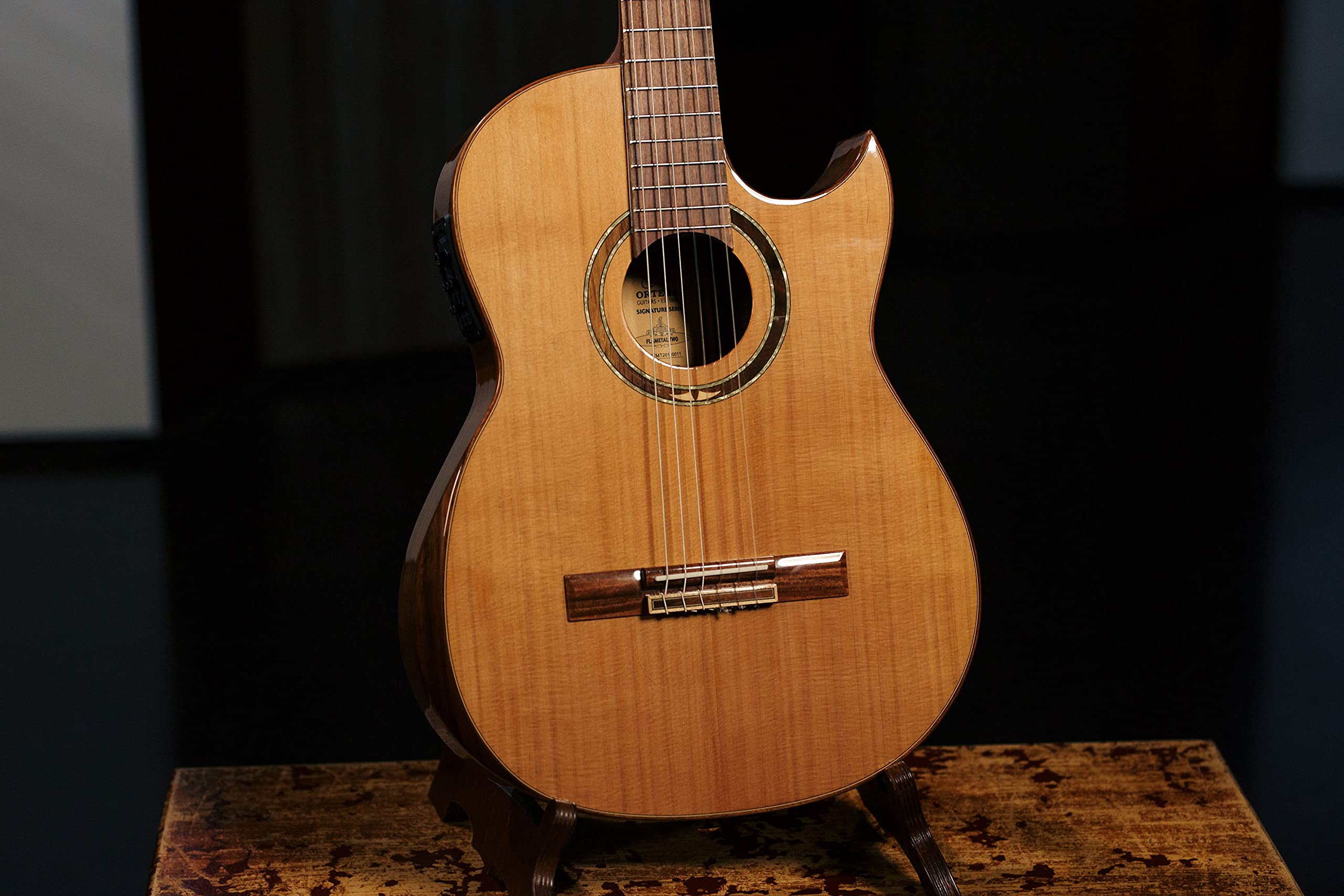 Ortega Ben Woods Signature Guitar Reversed Headstock Nylon 6 Corde + Custodia morbida Ben Woods - Sistema Fishman -Ortega con uscita XLR (FLAMETAL-TWO)